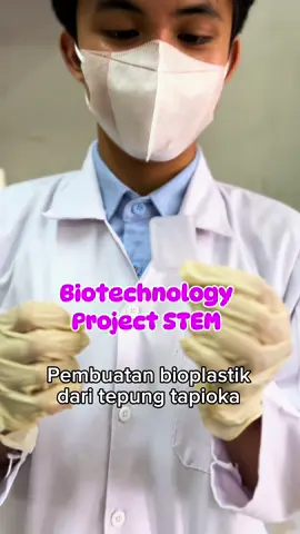 Biotechnology Project STEM Bioplastik berbahan baku pati singkong dapat menjadi alternatif pengganti plastik konvensional dan membantu mengurangi dampak negatif terhadap lingkungan karena dapat terurai secara alami di tanah atau air.  Pemanfaatan komoditas lokal Provinsi Lampung berupa singkong menjadi fokus utama dalam pengembangan bioteknologi di SMK SMTI Bandar Lampung #infoperin #siswasmk #lampung 