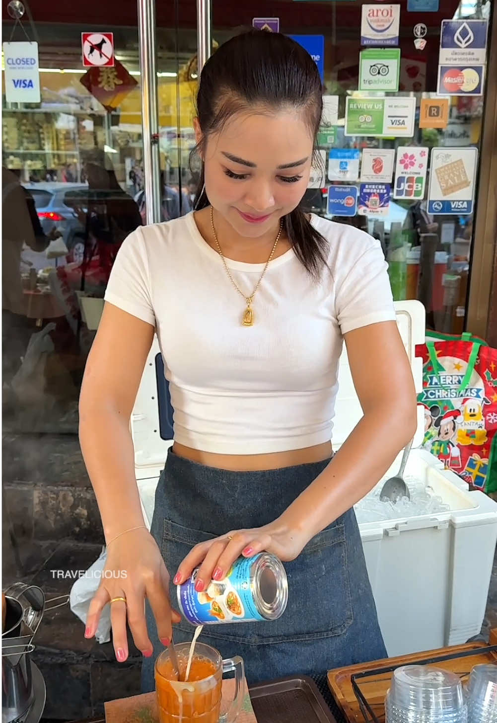 Beautiful Thai Lady Selling Thai Tea in Bangkok 📍Ploysai Coffee https://maps.app.goo.gl/FBGXZ4Hddyo7zT9M9 4137, 3 Sukhumvit 21 Rd, Khlong Toei Nuea, Watthana, Bangkok 10110 ⏰ 6 am open #thaitea #milktea 