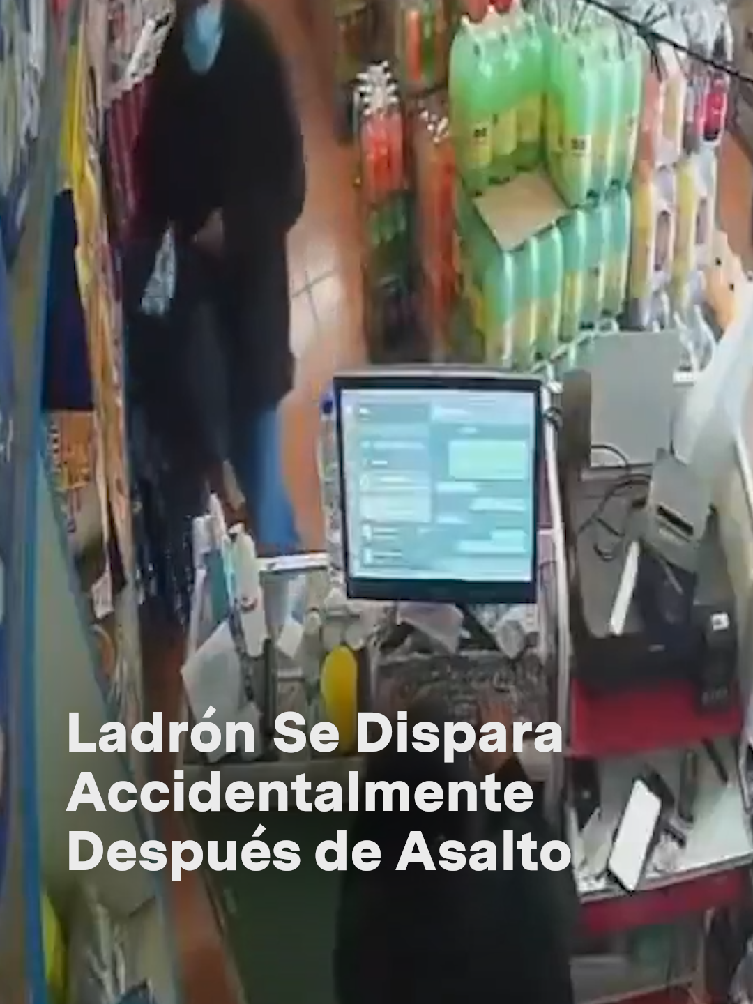 Con pistola en mano, un hombre asaltó un minisúper, le quitó el dinero a la empleada del establecimiento, y cuando emprendía su huída, intento guardar el arma y, como no tenía seguro, se disparó. Aun así, logró escapar. Los hechos tuvieron lugar en Oaxaca capital el 16 de diciembre. #asalto #delincuencia #inseguridad