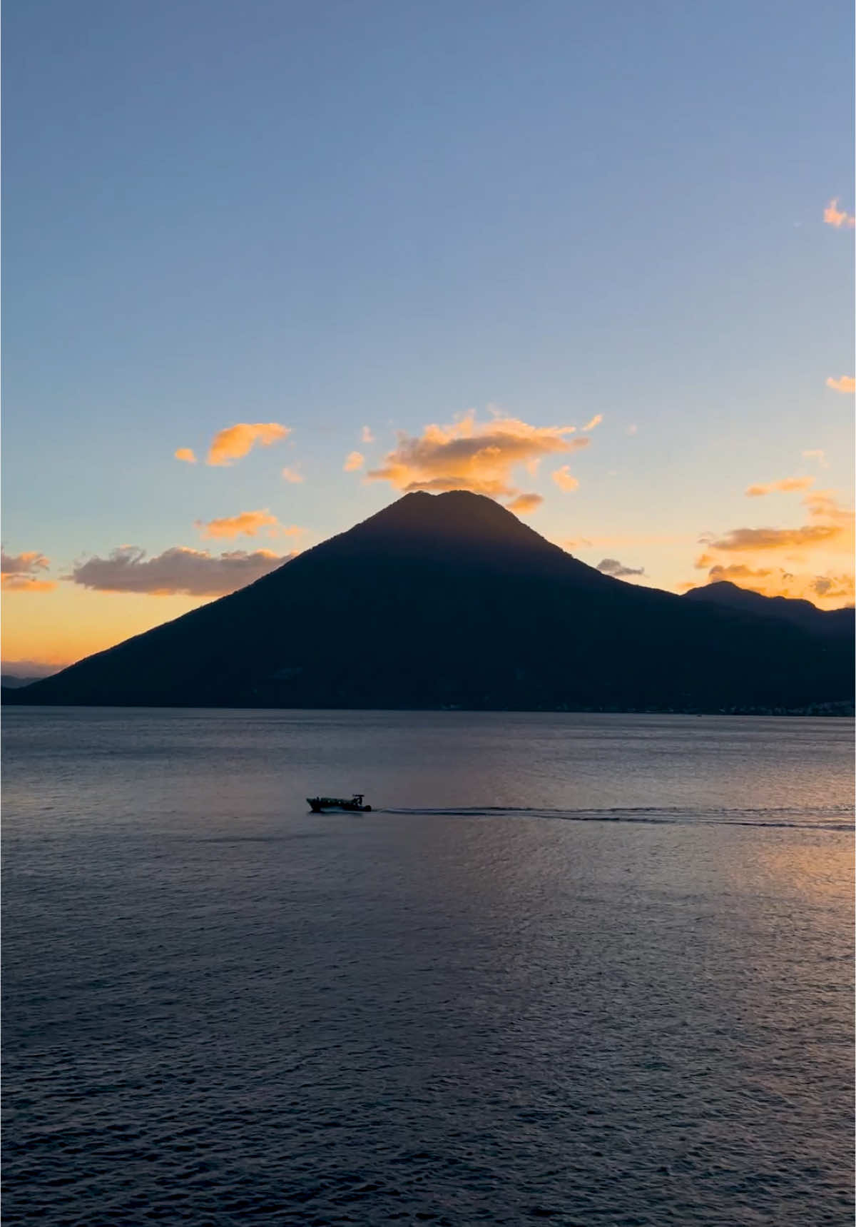 Atardecer en Ati ❤️‍🩹🇬🇹 #Guatemala #Travel #traveldiaries #guatemala🇬🇹 #atitlan #visitguatemala #nature #viajes 