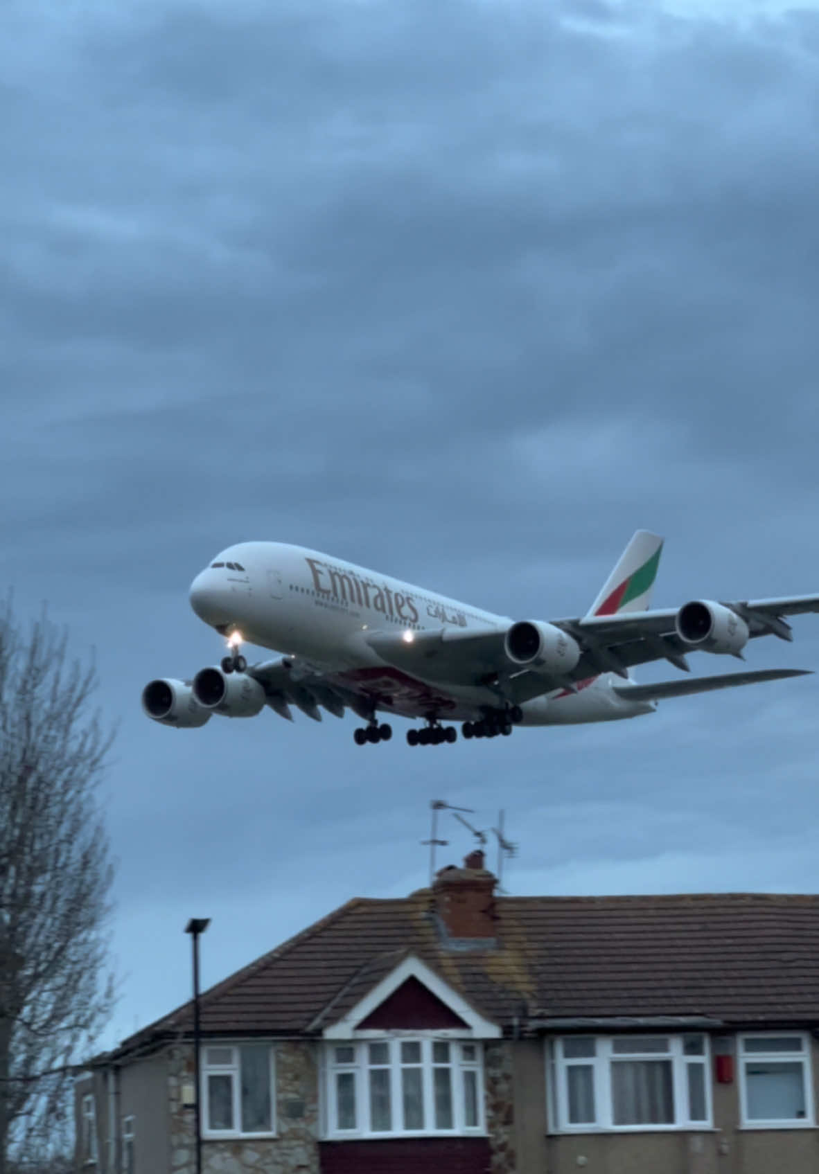 Emirates Airbus A380 moments before touchdown at Myrtle Avenue flying low over houses. #emirates #airbusa380 #heathrow #avgeek #planes #fyp 