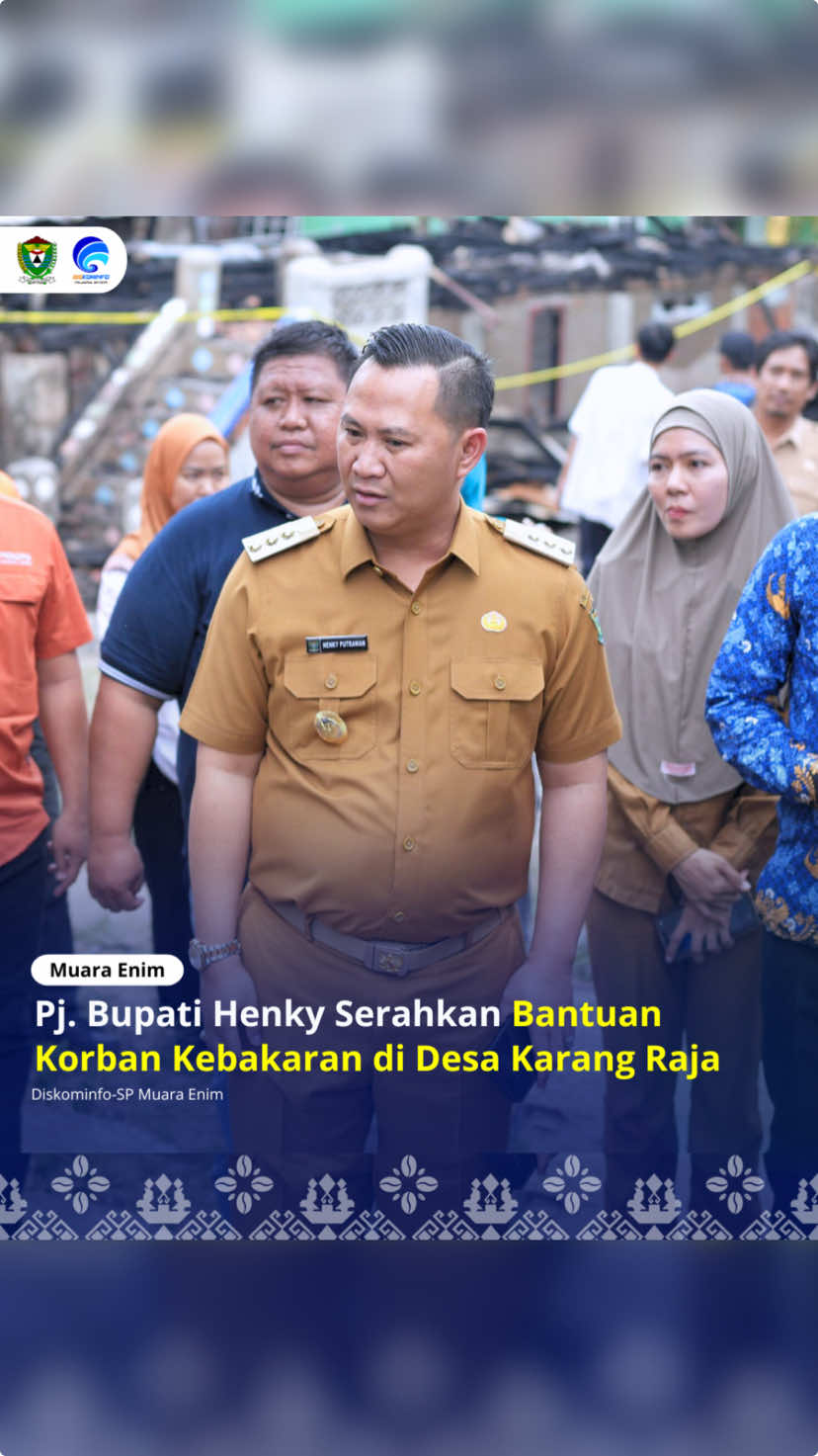 Pj. Bupati Serahkan Bantuan Korban Kebakaran di Desa Karang Raja. . Pj. Bupati Muara Enim, H. Henky Putrawan, S.Pt., M.Si., M.M., menyerahkan secara simbolis bantuan berupa sembako, matras, selimut dan uang tunai kepada korban kebakaran yakni ibu Lusiana (49) dan 2 rumah terdampak lainnya milik warga Dusun III Desa Karang Raja Kecamatan Muara Enim, Selasa (17/12). Usai menyerahkan bantuan, Pj. Bupati menghimbau kepada masyarakat untuk memastikan pemakaian beban listrik di rumah masing-masing agar tidak berlebihan guna menghindari adanya korsleting pada aliran listrik yang dapat menyebabkan kebakaran. . Didampingi Kepala Dinas Sosial, Lido Septontoni, S.H., M.Si., dan Camat Muara Enim, Elvik Fransiska, S.STP., M.Si., Pj. Bupati mengucapkan belasungkawa kepada para korban sekaligus mendoakan agar diberikan ketabahan dan keikhlasan dalam menghadapi musibah ini. Dirinya menuturkan bahwa bantuan tersebut merupakan wujud kepedulian seluruh pemangku kepentingan di Kabupaten Muara Enim yang ditujukan untuk membantu meringankan beban para korban kebakaran yang membumi haguskan 1 unit rumah di desa Karang Raja tersebut. . Kemudian dirinya-pun mengapresiasi seluruh pihak yang telah ikut membantu dalam proses pemadaman api utamanya kepada Dinas Pemadam Kebakaran, sehingga tidak menimbulkan korba jiwa serta kerugian materi dalam kebakaran yang terjadi kurang lebih pada pukul 19:00 WIB tersebut dapat diminimalisir. Lebih lanjut, Pj. Bupati menegaska bahwa Pemkab. Muara Enim akan terus mengupayakan bantuan dari seluruh pihak utamanya CSR perusahaan sekitar dalam membangun kembali rumah korban.[diskominfosp-me] #muaraenim #diskominfo #humas #iprahumasinndonesia #kebakaranrumah 