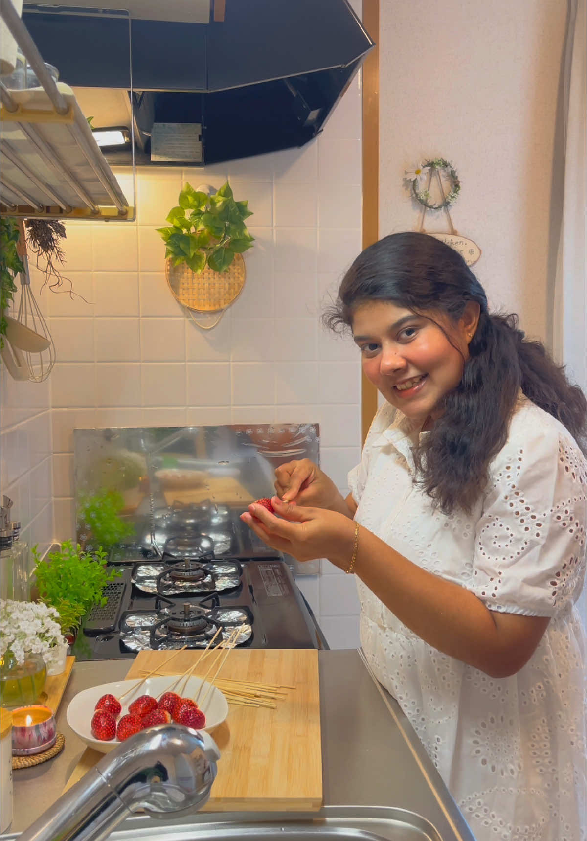 Strawberry Tanghulu කමු? 🍓🍡 #samimoments #samimomentss #viral #cooking #trending #goviral #onemillionaudition #asmr #wild #asmrsounds #asmrcooking #cookbook #food #Recipe #strawberry #tanghulu #japanesefood #korean #FoodTok #tiktokfood #foodtiktok #girlcooking 