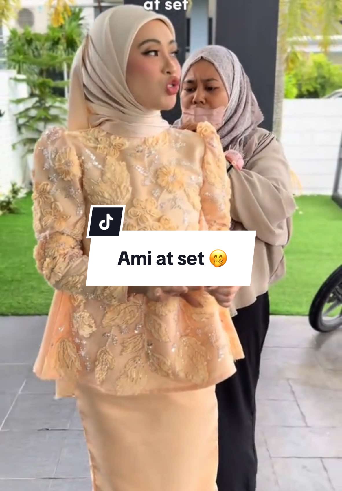 Memang tak kering gusi kalau satu set dengan Ami ni tau 🤣 📣 Jangan lupa untuk join Isabelle Official Launch di TIKTOK LIVE LYC esok, 19/12/2024 pukul 8pm 📣 #fyp #liyanacollection #LYCRAYA2025 #butikalorsetar #butikkedah #bajurayasedondon #bajuraya2025 #raya2025 #bajurayaibuanak #bajurayaviral #bajurayaibuanak2025