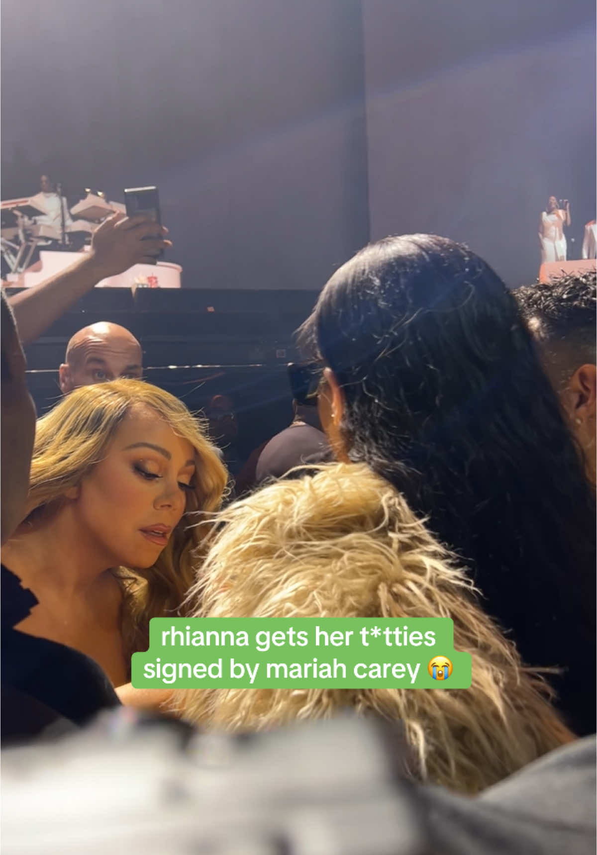 did not expect to get pushed by rhianna tonight omg 💀 #mariahcarey #rhianna #barcalyscenter #christmastime 