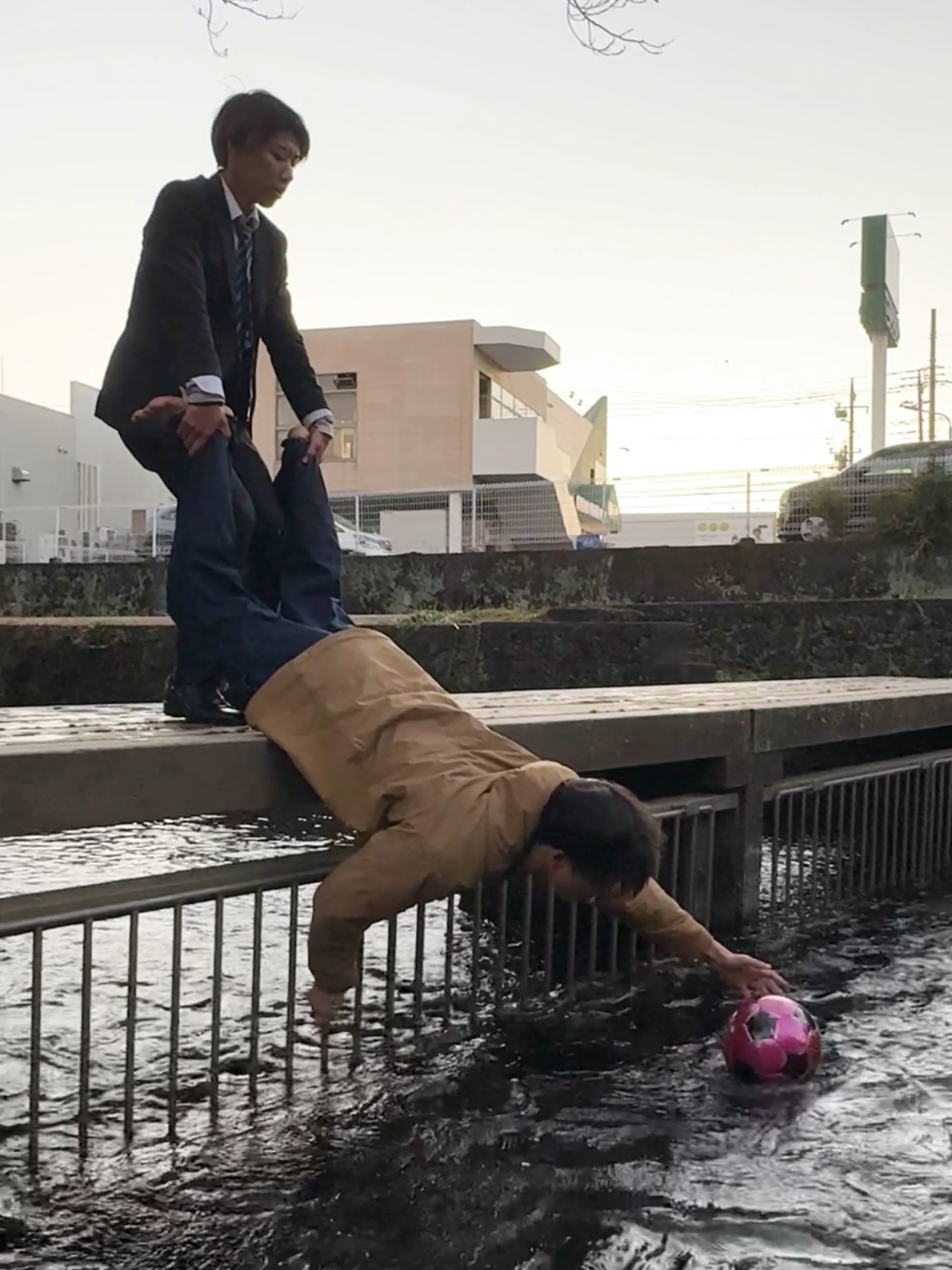 何1つ成し遂げず冬の川に落ちて行った人たち　 Guys trying to pick up a ball that fell into the river #shorts