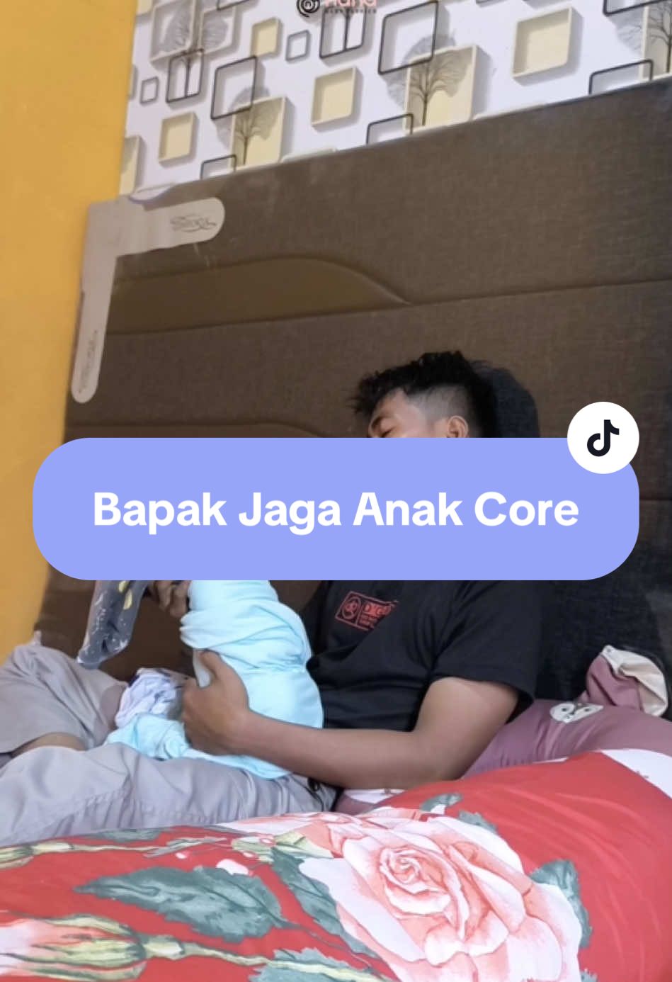 Bapak Jaga Anak Core✨ Siapa yang suaminya kalo jagain anak kayak gini??🤣 Ada ada aja ya idenya paksu kalo udah berdua aja sama si kecil🤗 Coba share pengalaman bunda di kolom komentar☺️ #gendonganbayi #nanababycarrier #bayilucu #core