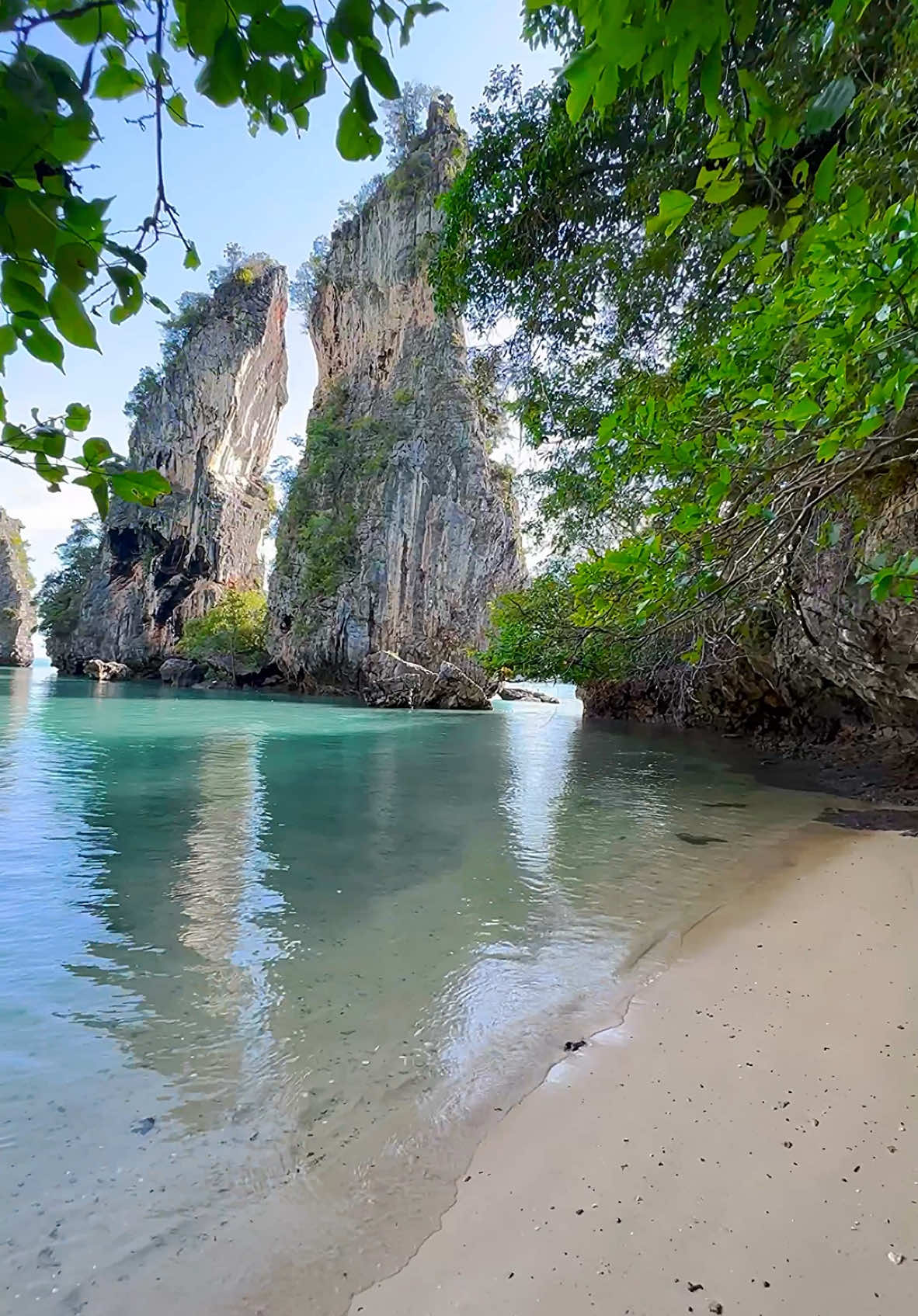 Far from everything, close to the dream… 🏝️💦 📍Kudu Island - Phang Nga , Thailand 🇹🇭 . . #thailand #beachvibes #islandlife #vacation #secretbeach #tropical #thailandtravel #travel 