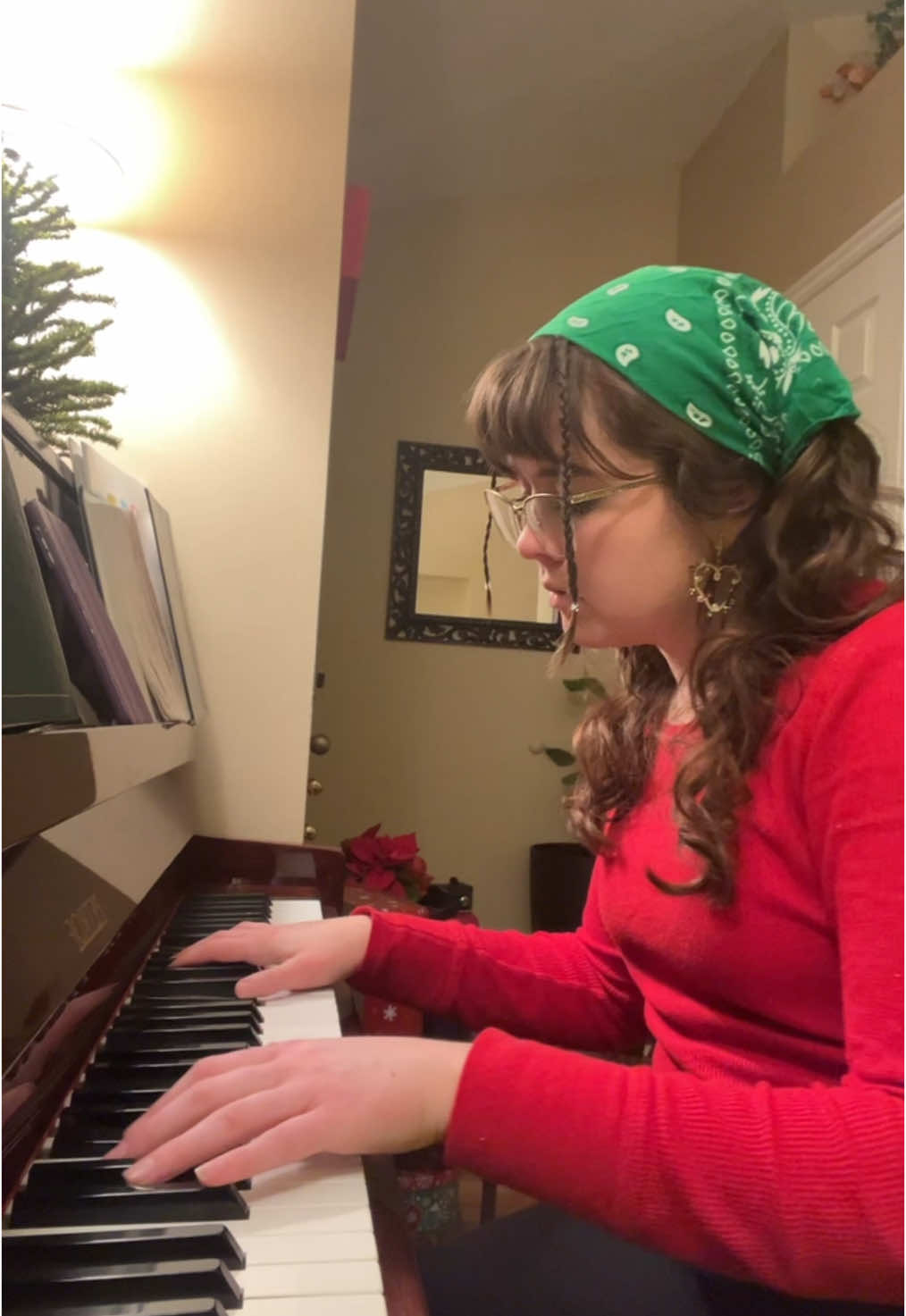 A little christmas song I was working on! #christmas #jesuslovesyou #jesuschrist #christmastree #navidad #thechurchofjesuschristoflatterdaysaints 