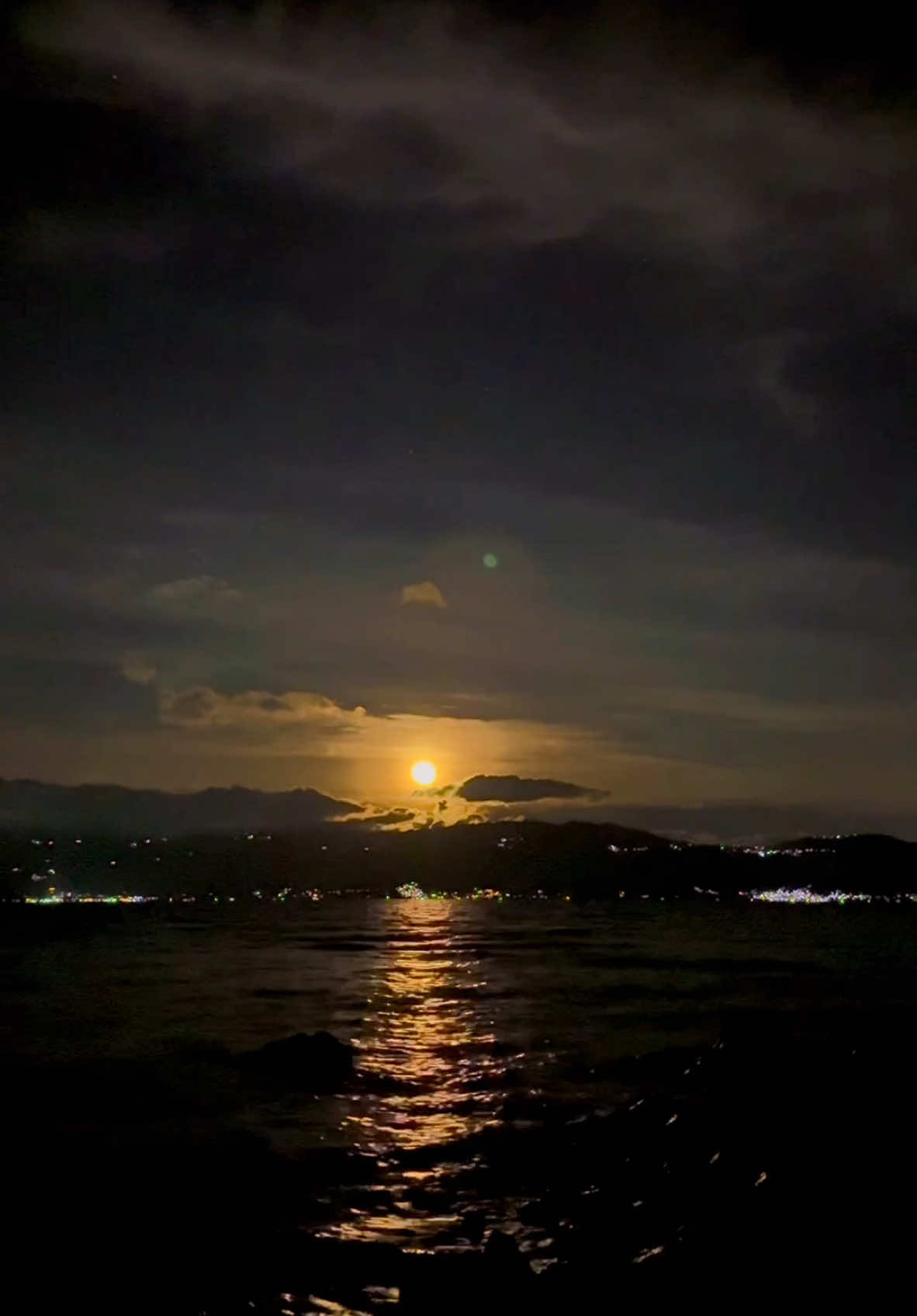 La Luna sobre el lago, un susurro de amor en la noche. 🌙 📍Lago ATITLÁN  #guate #guatemala #luna #viral #parati #fyp 