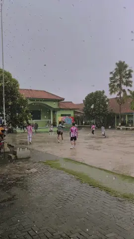 Guru BK kalian bisa cetak gol ngga? 😅#CapCut #fyp #lirikestetik 