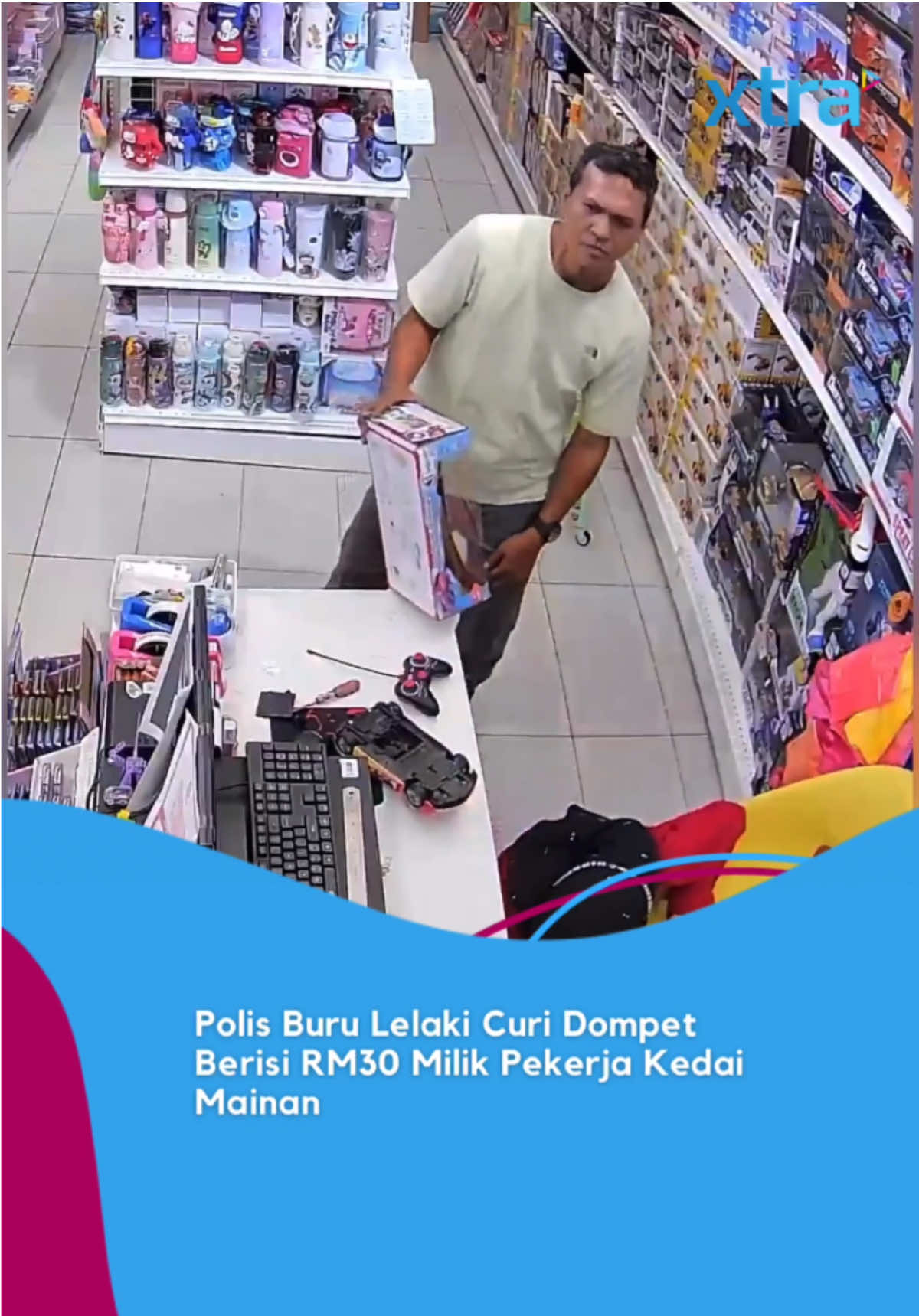 Polis kini memburu seorang lelaki yang dipercayai mencuri dompet milik pekerja sebuah kedai mainan di Pusat Borong GM Klang Ketua Polis Daerah Klang Selatan, Asisten Komisioner Cha Hoong Fong berkata, pihaknya menerima laporan mengenai kejadian daripada pengadu pada pukul 12.25 tengah malam semalam. Beliau berkata, suspek iaitu seorang lelaki disyaki berbangsa Melayu telah datang membawa mainan untuk diperiksa oleh pengadu. “Suspek bagaimanapun tidak membeli barang mainan tersebut dan terus keluar dari kedai. “Pengadu kemudian menyedari dompet miliknya yang diletakkan di bawah meja telah hilang,” katanya dalam satu kenyataan semalam. Jelasnya, pemeriksaan rakaman kamera litar tertutup mendapati suspek telah mengambil dompet milik pengadu yang mengandungi kad pengenalan sementara, lesen memandu, kad kahwin dan wang tunai RM30. Katanya, kertas siasatan dibuka di bawah Seksyen 380 Kanun Keseksaan dan polis kini giat mengesan suspek yang terlibat. #fyp #xtra #polis #buru #pencuri #kedaimainan #beritaditiktok #sembangentertainment 