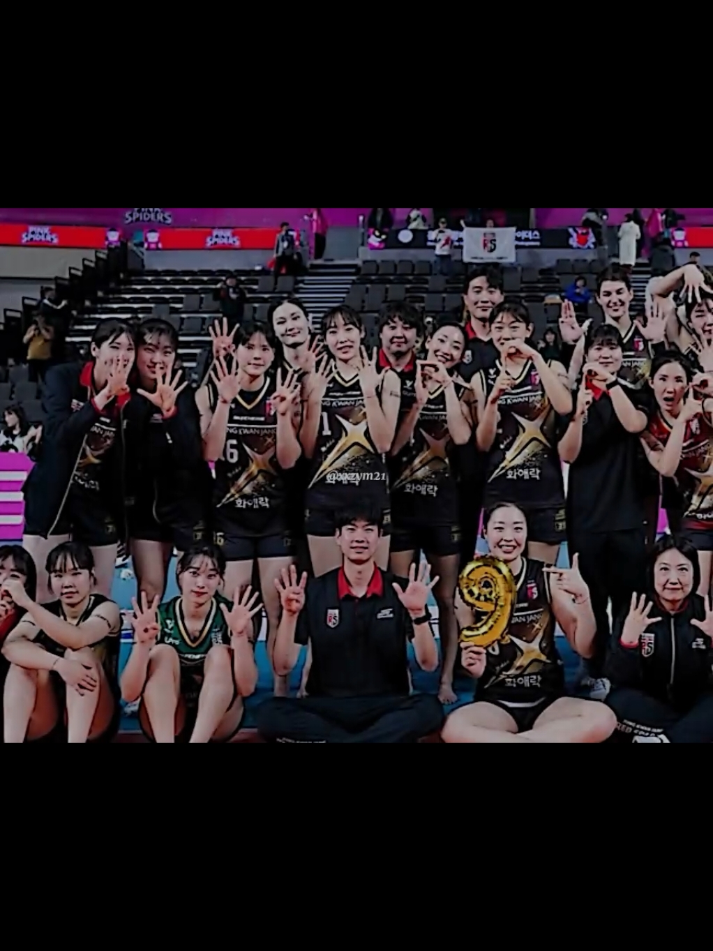 Kemenangan ke-9 RS🔥 KHJ ikut foto adalah hal yg langkah😁 soalnya dr musim kemarin dia nggak pernah ikut foto kemenangan sama sekali. #redsparks #jungkwanjang #volleyballwomen #volleyballkorea #volleyballworld #volleyball #kovo 