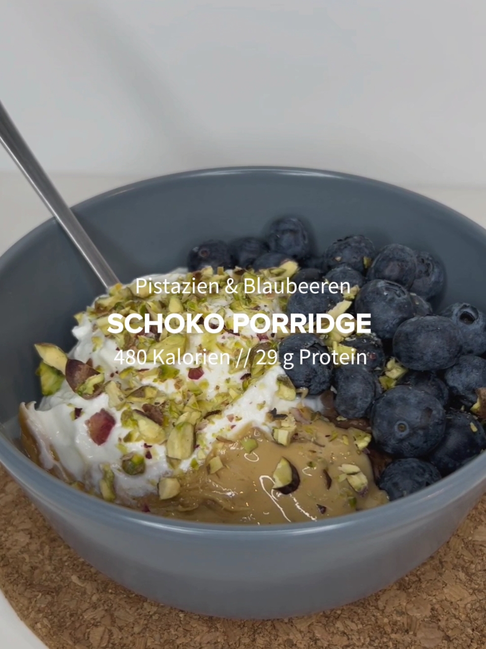 🍫🥣 SCHOKO PORRIDGE | 29 g Protein mit Pistazien, Blaubeeren, griechischen Joghurt & Cashewbutter  🤍 GRIECHISCHER JOGHURT: Proteinreich und kalorienarm, ideal für Muskelaufbau und Sättigung. 💚 PISTAZIEN: Nährstoffreiche Snack-Option mit gesunden Fetten und Antioxidantien zur Regeneration. 🥣 HAFERFLOCKEN: Langsame Kohlenhydratquelle, die Energie liefert und den Blutzucker stabil hält. 🍯 CASHEWBUTTER: Cremige Protein- und Fettquelle, die Energie liefert und den Stoffwechsel unterstützt. Du brauchst:  - 40 g Haferflocken  - 200 ml Milch  - 2 TL Kakao  - 100 g griechischer Joghurt  - eine Handvoll Blaubeeren  - 15 g Cashewbutter  - 5 g Pistazien  Eine Portion hat 480 Kalorien 47 g Kohlenhydrate | 29 g Protein | 16 g Fett #whatieat #protein #highprotein #proteinbowl #proteinfrühstück #frühstück #frühstücksidee #foodreel 