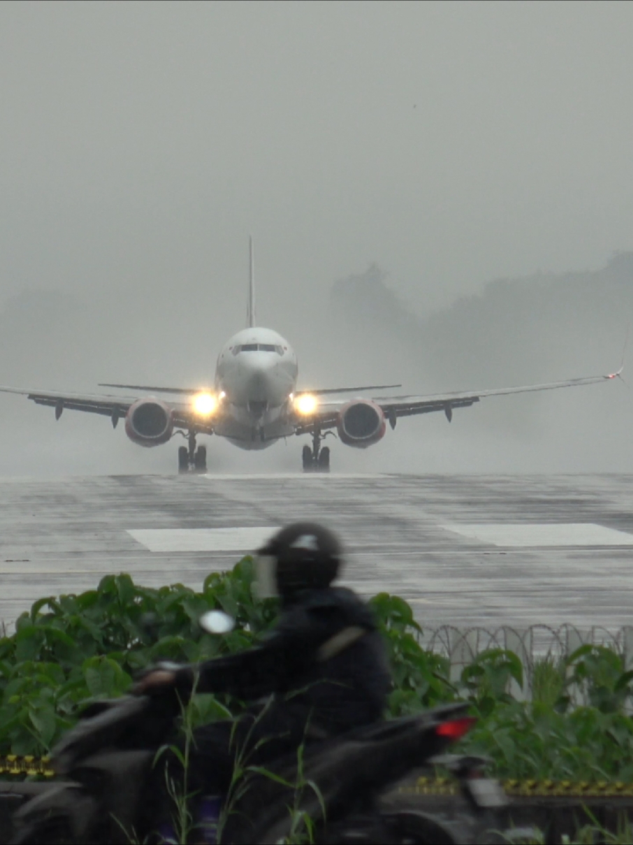 Delay 6 Jam, Pesawat Lion Nekat Take Off Saat Hujan Lebat. Begini Hempasan Airnya... video selengkapnya di channel: pesawatku #boeing737 #atccantik #atc #pramugaricantik #pilotcantik #solo #pesawatlanding #lion #lionair #pesawattakeoff #pesawatterbang 