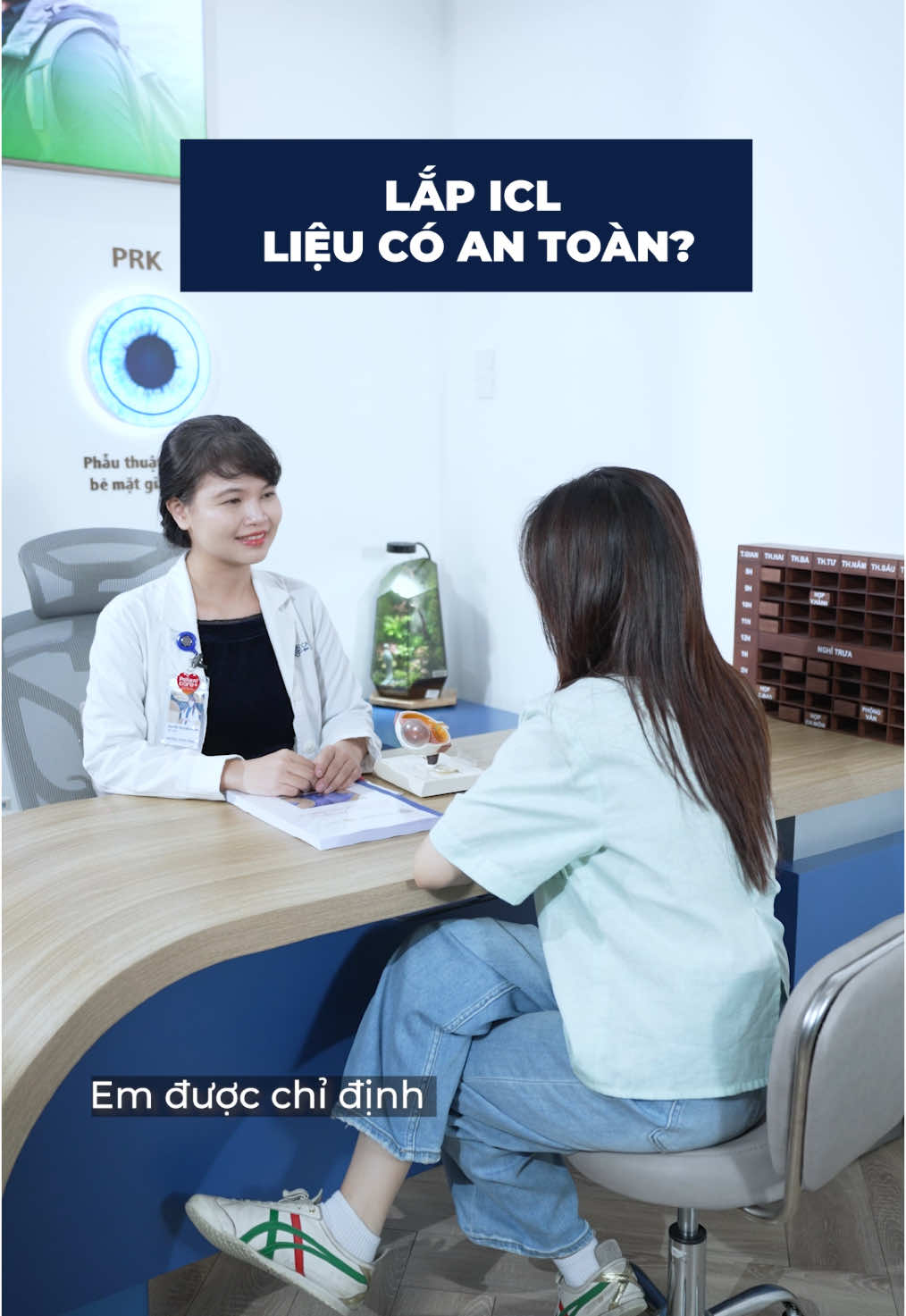 TÌM HIỂU VỀ PHAKIC CÙNG CHUYÊN GIA BÁC SĨ👩‍⚕️ ✨Phakic là gì? Đây là phương pháp phẫu thuật khúc xạ can thiệp vào nội nhãn để đặt thấu kính vào bên trong mắt với vị trí nằm sau mống mắt và trước thủy tinh thể. ✨Khi nào nên dùng phương pháp Phakic? Phakic là phương pháp điều trị tật khúc xạ thường được lựa chọn đối với khách hàng có độ khúc xạ cao (cận – viễn), giác mạc mỏng, bệnh lý giác mạc chóp và không đủ điều kiện xóa cận bằng các phương pháp Lasik khác. ✨Ưu điểm nổi bật của Phakic ? Phakic nổi bật với những ưu điểm đặc biệt:  🔷 Thấu kính ICL được thiết kế riêng theo thông số của từng mắt, từng bệnh nhân. 🔷 Phương pháp an toàn không làm thay đổi cấu trúc giác mạc, bảo vệ an toàn giác mạc sau hậu phẫu và hạn chế tối đa biến chứng giác mạc 🔷 Khoảng điều trị khúc xạ đáng kinh ngạc: đến 30 độ Cận, 15 độ Viễn, 10 độ Loạn. 🔷 Thấu kính cực mỏng nhẹ, mềm dẻo, được làm bằng chất liệu có khả năng tương thích sinh học cao, 100% thân thiện, an toàn với cơ thể và có khả năng chống tia UV cho mắt. 🔷 An toàn cho mắt và bệnh nhân hoàn toàn thoải mái, không cảm nhận được thấu kính ở trong mắt 🔷 Với đường mổ nhỏ chỉ 2.2 - 2.8mm ở rìa giác mạc, khả năng hồi phục rất nhanh, thị lực cải thiện chỉ sau 1 ngày. 🔷 Giảm thiểu tối đa khả năng tái cận và không gây khô mắt sau phẫu thuật, tuổi thọ bền cao. Hãy cùng lắng nghe bác sĩ chia sẻ kỹ hơn về hiệu quả và sự an toàn khi thực hiện phương pháp Phakic để điều trị tật khúc xạ nhé😍! ☎️Hotline: 1900 555 595 🗒Inbox: https://lasik.cthospital.vn/ #BenhVienChuyenKhoaMatCaoThang #CaoThangEyeHospital #TieuChuanVangJCI #TrungTamKhucXaZEISS #ducthuytinhthe  --------------------------------------------- BỆNH VIỆN CHUYÊN KHOA MẮT CAO THẮNG  ⭐️ Tự hào là bệnh viện Mắt duy nhất tại Việt Nam đạt chứng nhận JCI (Joint Commission International), con dấu vàng chứng nhận về an toàn và chất lượng bệnh viện toàn cầu. 💠 Địa chỉ: 135B Trần Bình Trọng, Phường 2, Quận 5, TPHCM  💠 Thời gian: 7:00 - 17:00 (Thứ 2 - Thứ 7) và 8:00 - 12:00 (Chủ nhật & Lễ, Tết) 💠 Website: https://lasik.cthospital.vn/ 💠 Tổng đài: 1900 555 595 💠 Hotline CSKH: 0789 970 999