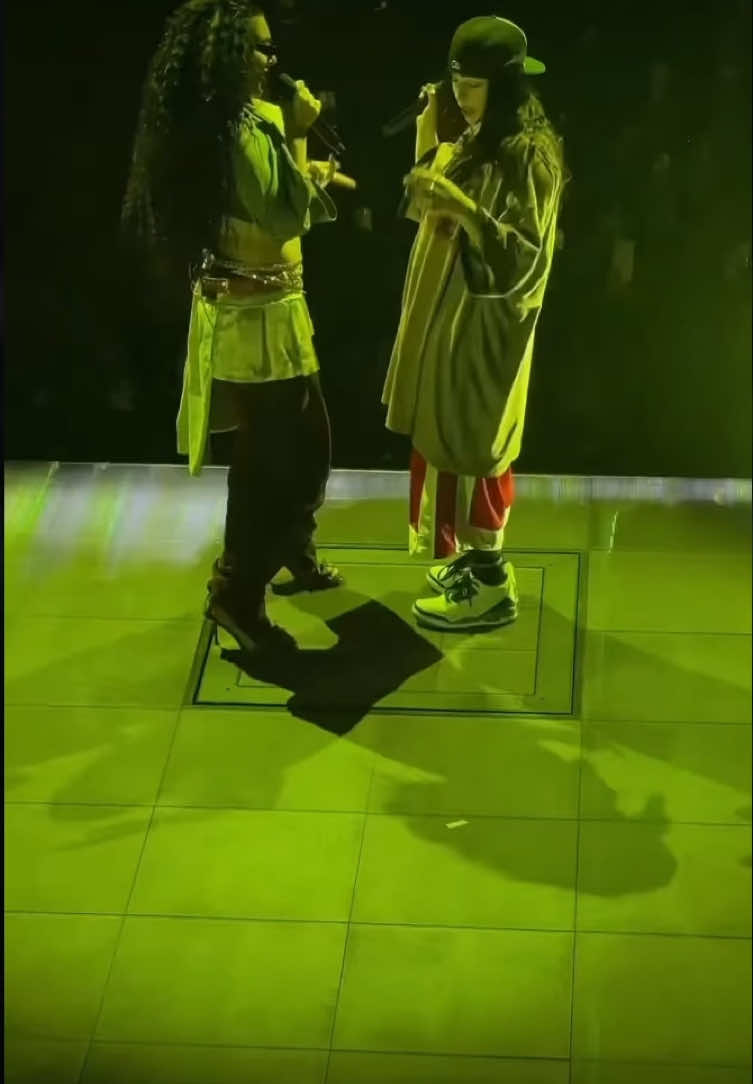 Billie and Charli xcx 💚 #billieeilish #charlixcx #billieeilishtour #billieeilishedits #losangeles #thekiaforum #guess 