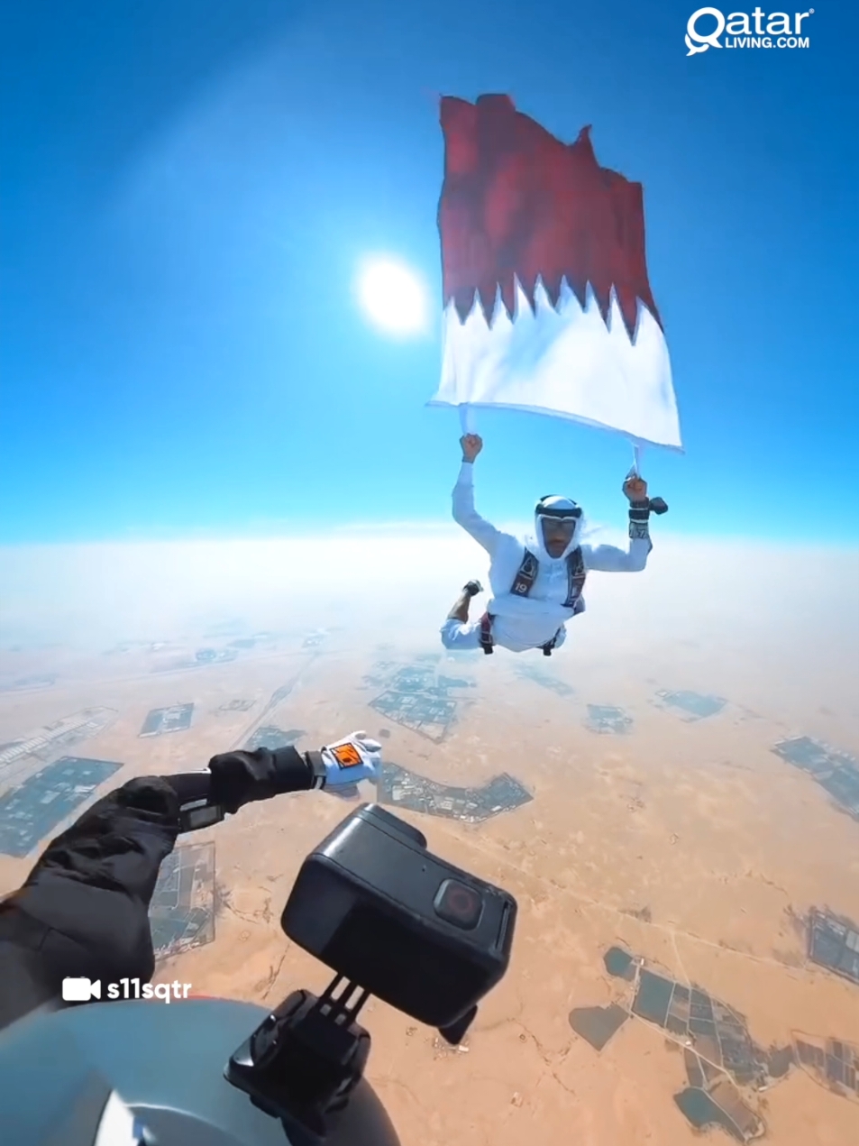 Skydiving in traditional attire to celebrate National Day!😍🇶🇦🇶🇦🇶🇦 📸: @s11sqtr  #Skydiving #Jump #Doha #Qatar #QatarLiving 