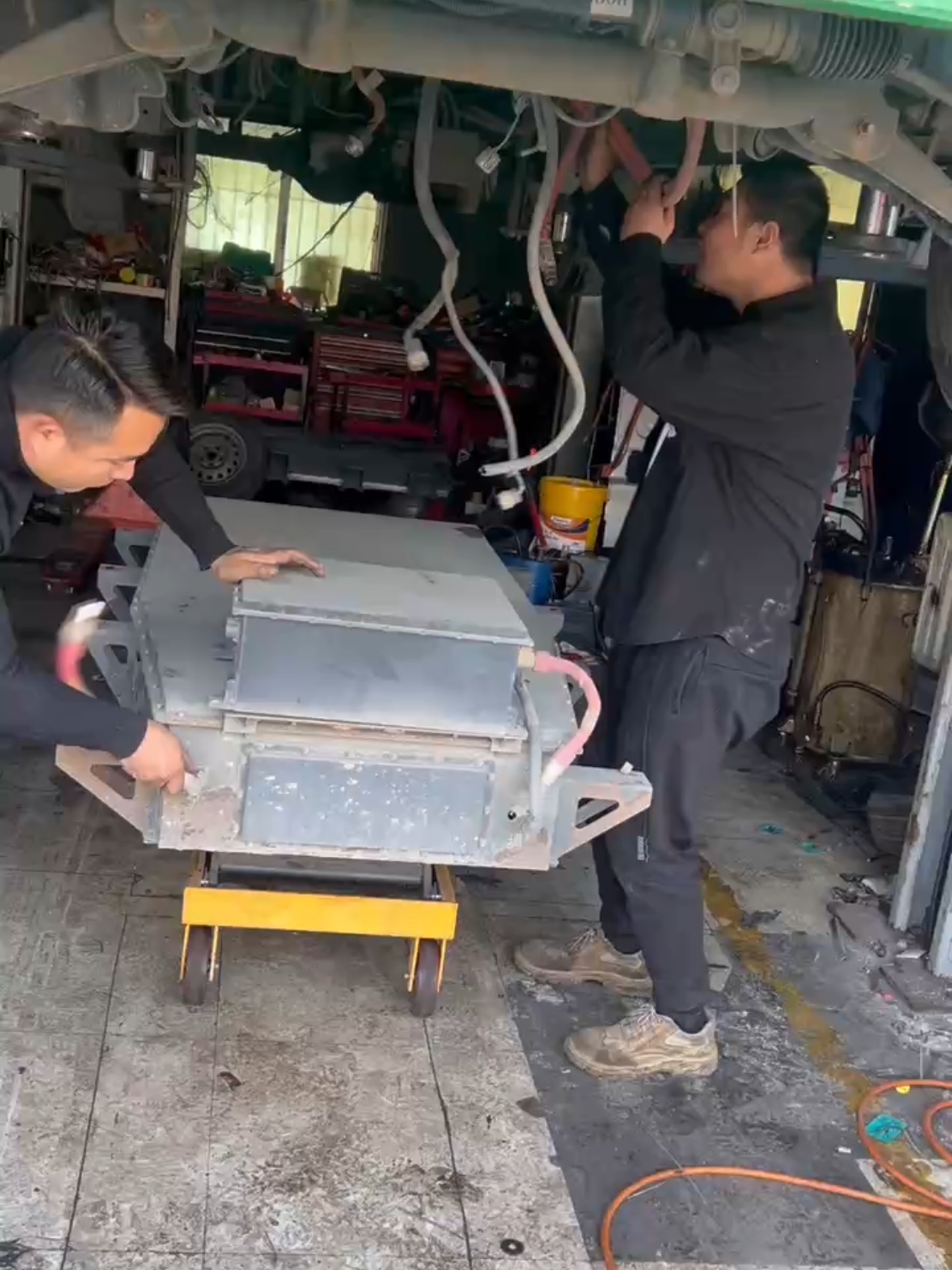 tháo pin từ gầm xe ô tô điện #pinxiaony 