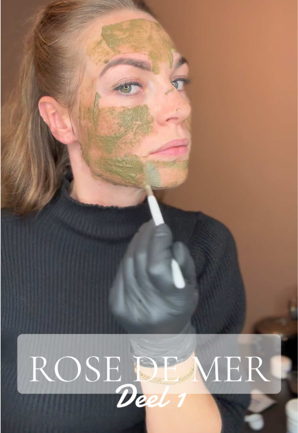 𝐖𝐚𝐭 𝐢𝐬 𝐝𝐞 𝐑𝐨𝐬𝐞 𝐝𝐞 𝐌𝐞𝐫 𝐩𝐞𝐞𝐥𝐢𝐧𝐠? De Rose de Mer peeling is een natuurlijke, intensieve peeling die de huid op een veilige manier vernieuwt en revitaliseert. Deze behandeling maakt gebruik van krachtige ingrediënten zoals koraalpoeder, dode zeemineralen, kruiden, en enzymen om dode huidcellen te verwijderen, de celvernieuwing te stimuleren en de huidtextuur te verbeteren. Het is een effectieve manier om huidproblemen aan te pakken zonder agressieve chemicaliën. 𝐇𝐨𝐞 𝐰𝐞𝐫𝐤𝐭 𝐝𝐞 𝐑𝐨𝐬𝐞 𝐝𝐞 𝐌𝐞𝐫 𝐩𝐞𝐞𝐥𝐢𝐧𝐠? 	1.	Diepe exfoliatie: Het koraalpoeder en de enzymen werken als een zachte, maar effectieve scrub die dode huidcellen verwijdert en de huid gladder maakt. 	2.	Stimulatie van celvernieuwing: Door de peeling wordt de huid gestimuleerd om nieuwe, gezonde cellen aan te maken, wat leidt tot een frisse en stralende teint. 	3.	Herstel en balans: Dankzij de voedende werking van mineralen en kruiden herstelt de huid sneller en wordt de natuurlijke balans ondersteund. 𝐕𝐨𝐨𝐫 𝐰𝐢𝐞 𝐢𝐬 𝐝𝐞𝐳𝐞 𝐩𝐞𝐞𝐥𝐢𝐧𝐠 𝐠𝐞𝐬𝐜𝐡𝐢𝐤𝐭? De Rose de Mer peeling is ideaal voor verschillende huidtypen en huidproblemen, zoals: 	•	Pigmentvlekken: Vermindert donkere vlekken en egaliseert de teint. 	•	Acne en littekens: Reinigt de poriën diep en verzacht oneffenheden. 	•	Huidveroudering: Stimuleert collageenproductie en vermindert fijne lijntjes. 	•	Vale huid: Verbetert de huidstructuur en geeft een frisse, gezonde uitstraling. 	•	Striae en grove poriën: Verfijnt en herstelt de huidtextuur. 𝐖𝐚𝐭 𝐤𝐮𝐧 𝐣𝐞 𝐯𝐞𝐫𝐰𝐚𝐜𝐡𝐭𝐞𝐧 𝐭𝐢𝐣𝐝𝐞𝐧𝐬 𝐝𝐞 𝐛𝐞𝐡𝐚𝐧𝐝𝐞𝐥𝐢𝐧𝐠? 	•	Tijdens de peeling voel je een tintelend en soms prikkelend gevoel. Dit is normaal en duidt erop dat de actieve ingrediënten werken. 	•	Na de behandeling kan je huid rood, gevoelig en licht schilferig zijn. Dit hoort bij het proces en is een teken dat je huid vernieuwt. 𝐕𝐨𝐨𝐫𝐝𝐞𝐥𝐞𝐧 𝐯𝐚𝐧 𝐝𝐞 𝐑𝐨𝐬𝐞 𝐝𝐞 𝐌𝐞𝐫 𝐩𝐞𝐞𝐥𝐢𝐧𝐠 	•	100% natuurlijke ingrediënten. 	•	Effectief zonder agressieve chemicaliën. 	•	Stimuleert langdurige huidvernieuwing. 	•	Geschikt voor het gezicht en lichaam. Nazorg en herstel 	•	Bescherming tegen de zon is essentieel; gebruik dagelijks SPF 30 of hoger. 	•	Vermijd make-up, intensieve huidverzorging en actieve ingrediënten (zoals zuren of retinol) tot je huid volledig hersteld is. 	•	Hydrateer je huid goed om het herstel te ondersteunen. De Rose de Mer peeling is een krachtige, natuurlijke manier om je huid een frisse start te geven! #rosedemerpeeling #peelingbehandeling #natuurlijkehuidvernieuwing #huidverbetering #gladdehuid #stralendehuid #huidverzorging #dieptereiniging #huidpeeling #pigmentvlekken #acnelittekens #huidverjonging #gezondehuid #huidprofessionals #exfoliatie #pigmentationremovalaturalhuidrenewal #skincare #skinimprovement #smoothskin #radiantskin #skinrejuvenation #deepexfoliation #skinpeeling #pigmentationremoval #acnescars #antiaging #healthyskin #skinprofessionals #exfoliation  #skintreatment #skincare #glowingskin #clearhuid #healthyskin #facialtreatment #skincareroutine #skintips #skintransformation #acnetreatment #antiaging #skinsmooth #huidrejuvenation #glasskin #selfcaretips 