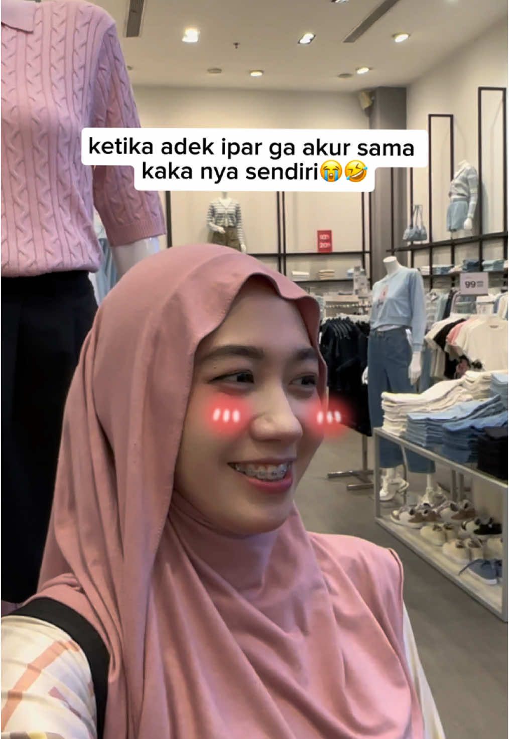 kaka nya siapa deket nya sama siapa😭😭🤣