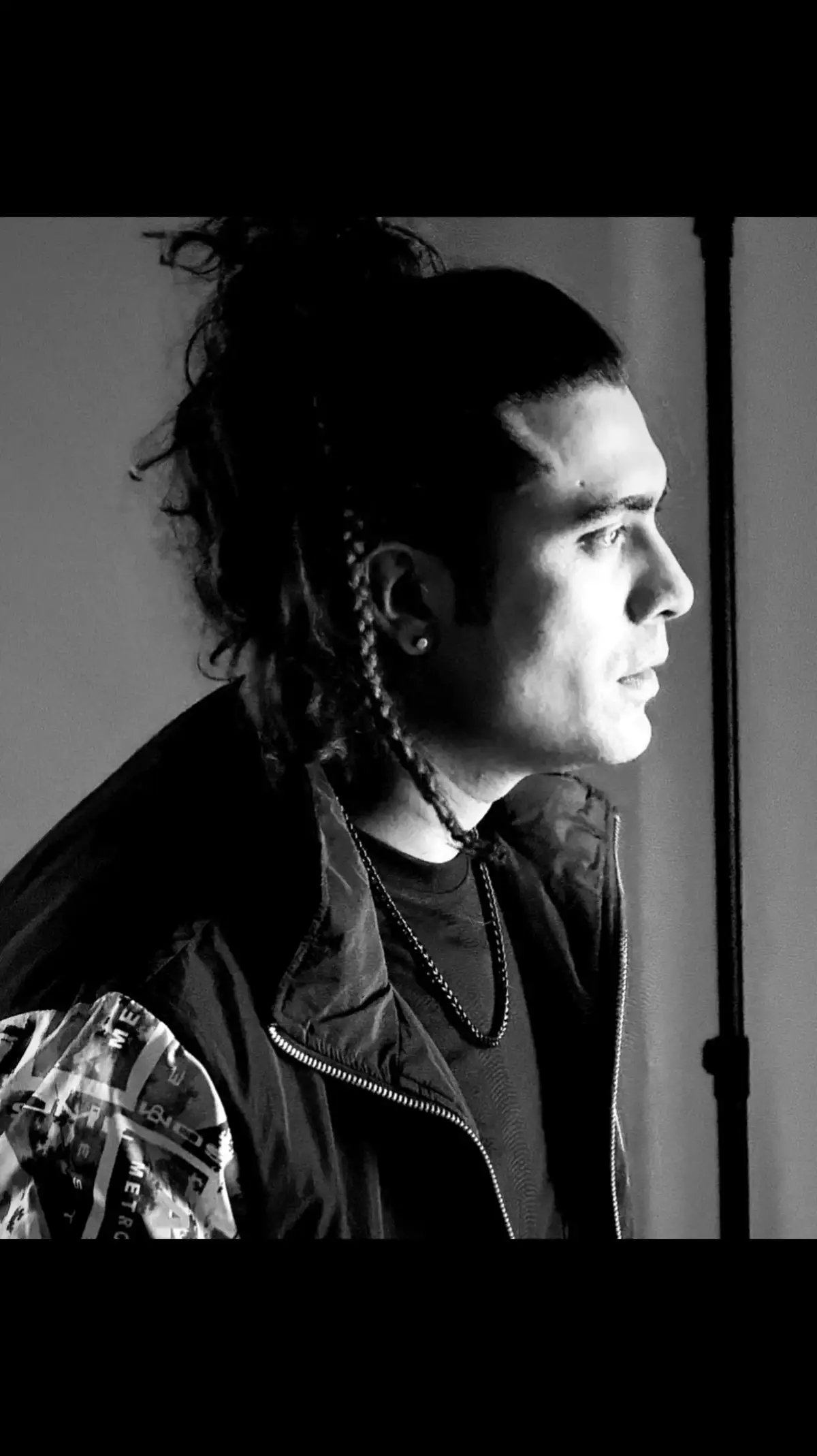 Where the mind wanders, and the heart resides 🤍🩶🖤 Contemplation, in shades of grey. #jubinnautiyal #welovejubinnautiyal 