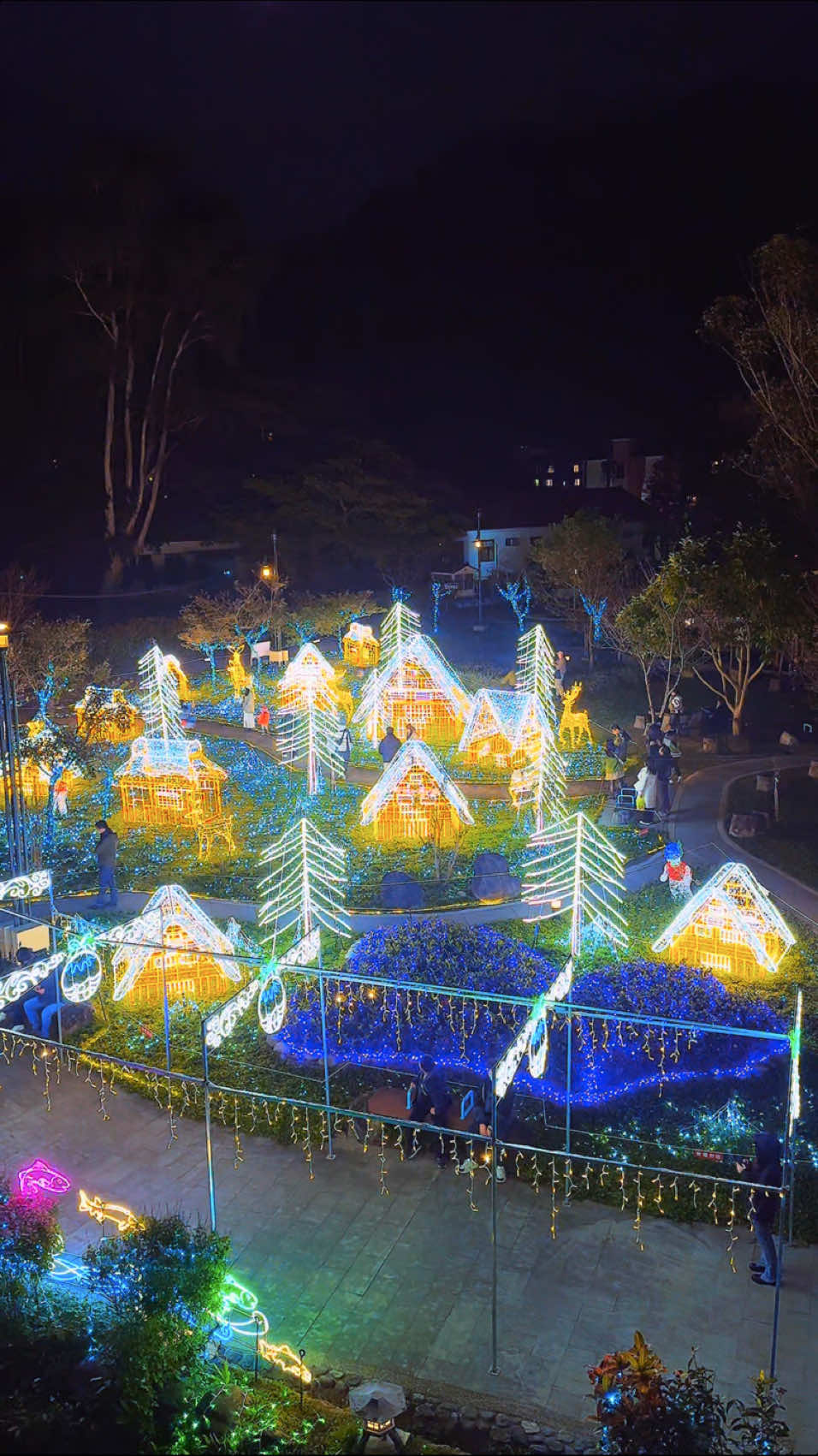 海拔最高的耶誕世界 🚩台中。2024 山谷燈光節  Taichung , 2024 Valley Light Festival 復刻合掌村的夢幻冬日 展現白雪皚皚雪國景色 打造山谷最美的耶誕世界 W / @dy0220   ▫️時間：2024/11/28-2025/1/12 ▫️地點：台中市和平區東關路一段102號 - #台灣景點 #台中景點 #谷關 #谷關公園 #山谷燈光節 #台中 #Taitung #台中耶誕節 #travel #taiwan