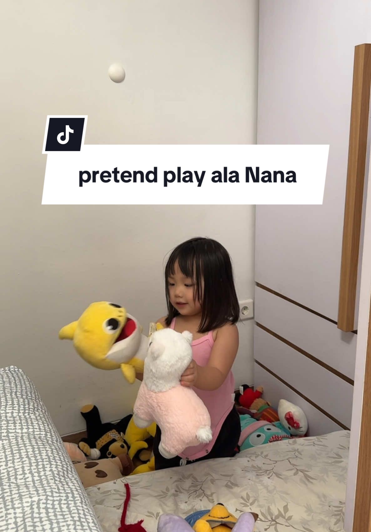 pretend play ala Nana ya begini, sibuk sendiri bareng boneka-bonekanya. bisa ngobrol, nyanyi2 pokoknya sibuk sama celotehannya sendiri wkwk #pretendplay #pretendplaytoys #edukasianak #edukasitiktok #toddler #toddlerlife #funny #funnyvideo #fyp 