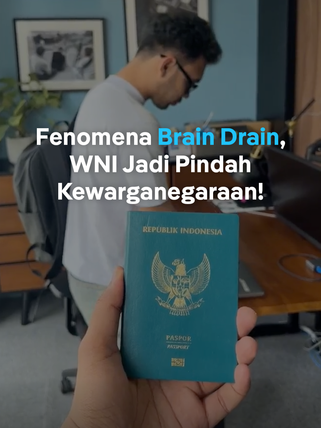 Makin banyak orang Indonesia di usia produktif yang berpendidikan tinggi dan berkeahlian khusus pindah kewarganegaraan! Muncul juga fenomena #KaburAjaDulu, sebuah hashtag di mana orang-orang saling berbagi tips untuk kerja atau kuliah di luar negeri. Simak alasan mereka pindah kewarganegaraan di #dwaktok berikut ini.  #dwnesia #braindrain #kewarganegaraan