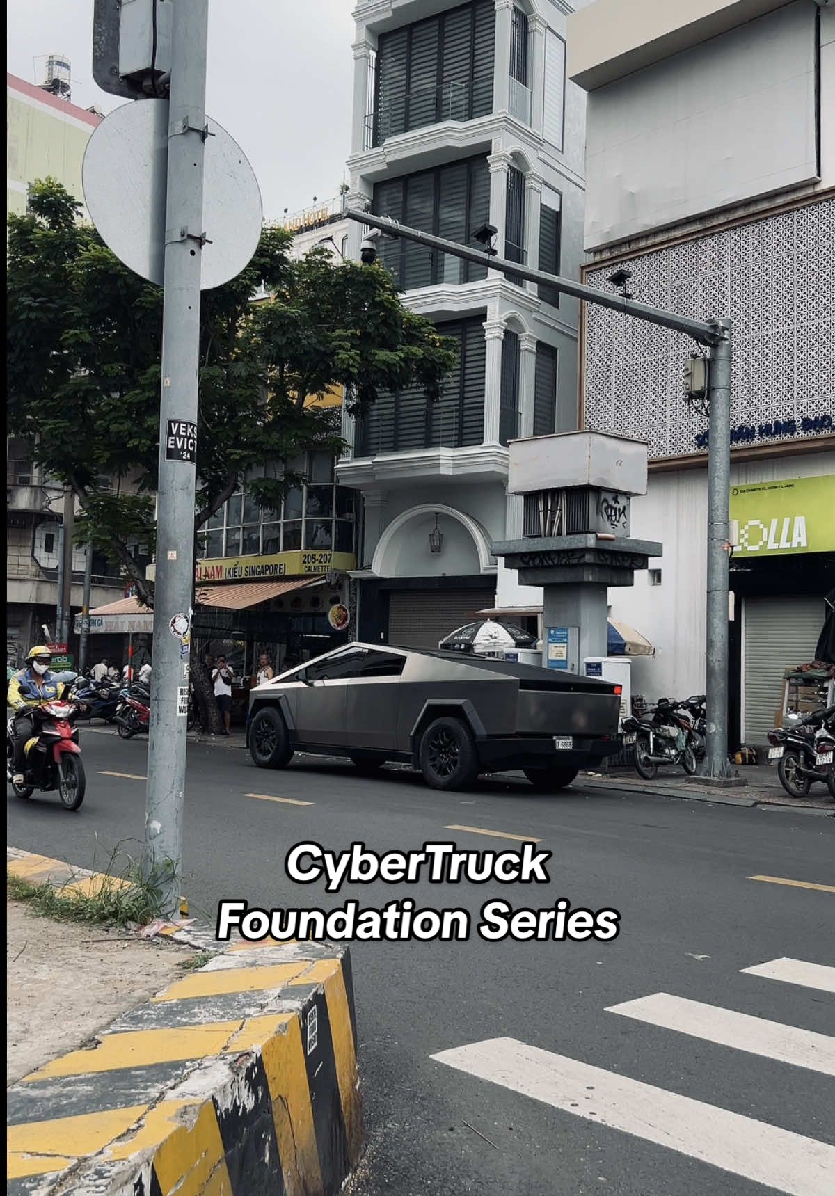 OMG... CyberTruck in VN!!?? 🇻🇳 #tesla #teslacybertruck #cybertruck #cybertruckfoundationseries #foundationseries #electriccar #carspotting #teslacar #thanchauauto 