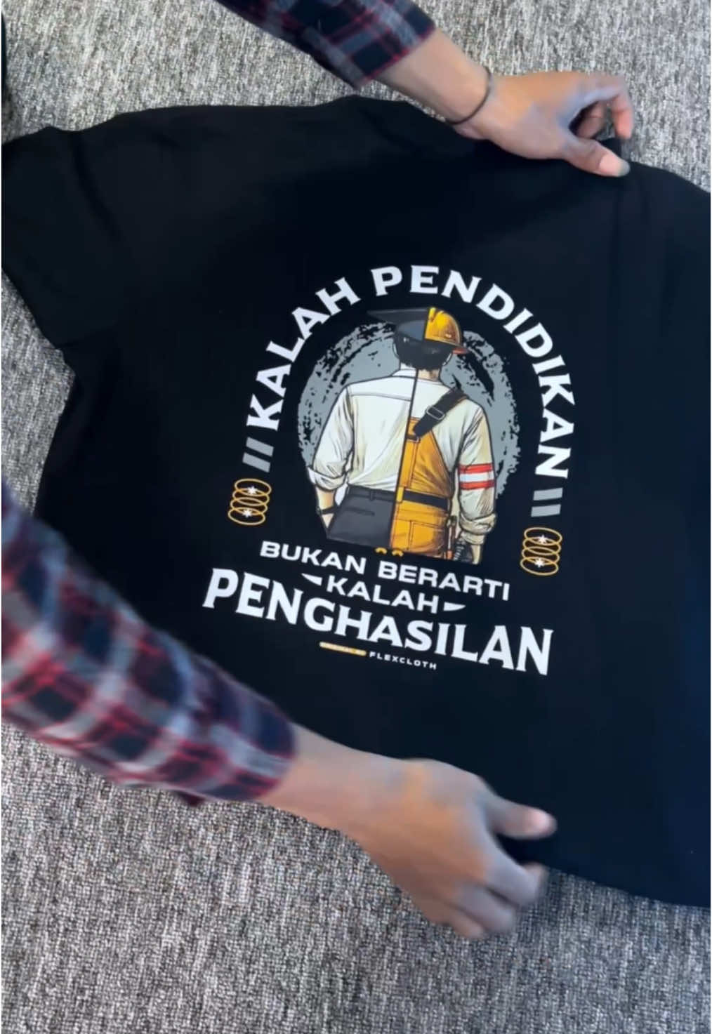 Jangan kalah penghasilan 🔥 Ada orang yang harus lihat keberhasilan kita 😎 #kaoskece #kaosdistro #kaoskatakata #kaossindiran