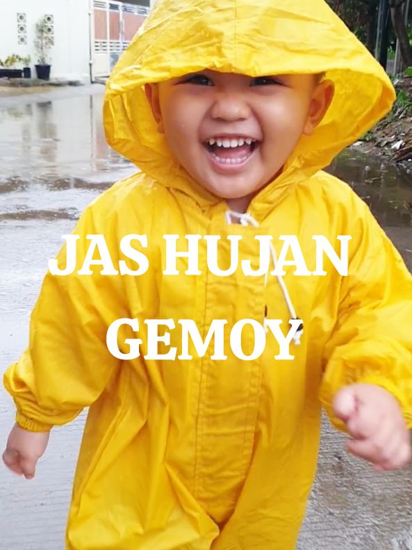 Musim hujan telah tiba jangan sampe kehabisan 😆 jas hujan anak 