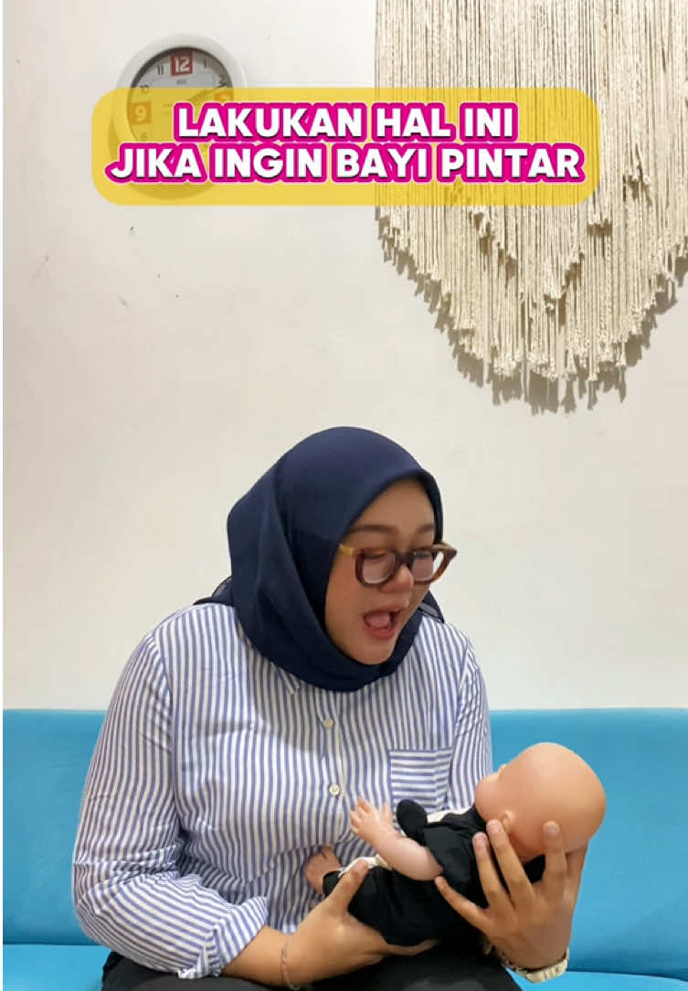 Cara ini dilakukan untuk menstimulasi perkembangan sikecil ya bestie… #perkembanganbayi #bayipintar #bayingomong #bayibicara #tumbuhkembanganak #tumbuhkembangbayi #perkembangananak #stimulasianak #stimulasibayi #stimulasimotorik #stimulasibicara #stimulasiduduk #stimulasimerangkak #stimulasiberjalan #bayilucu #tipsbayi #newmom #newmomtips 