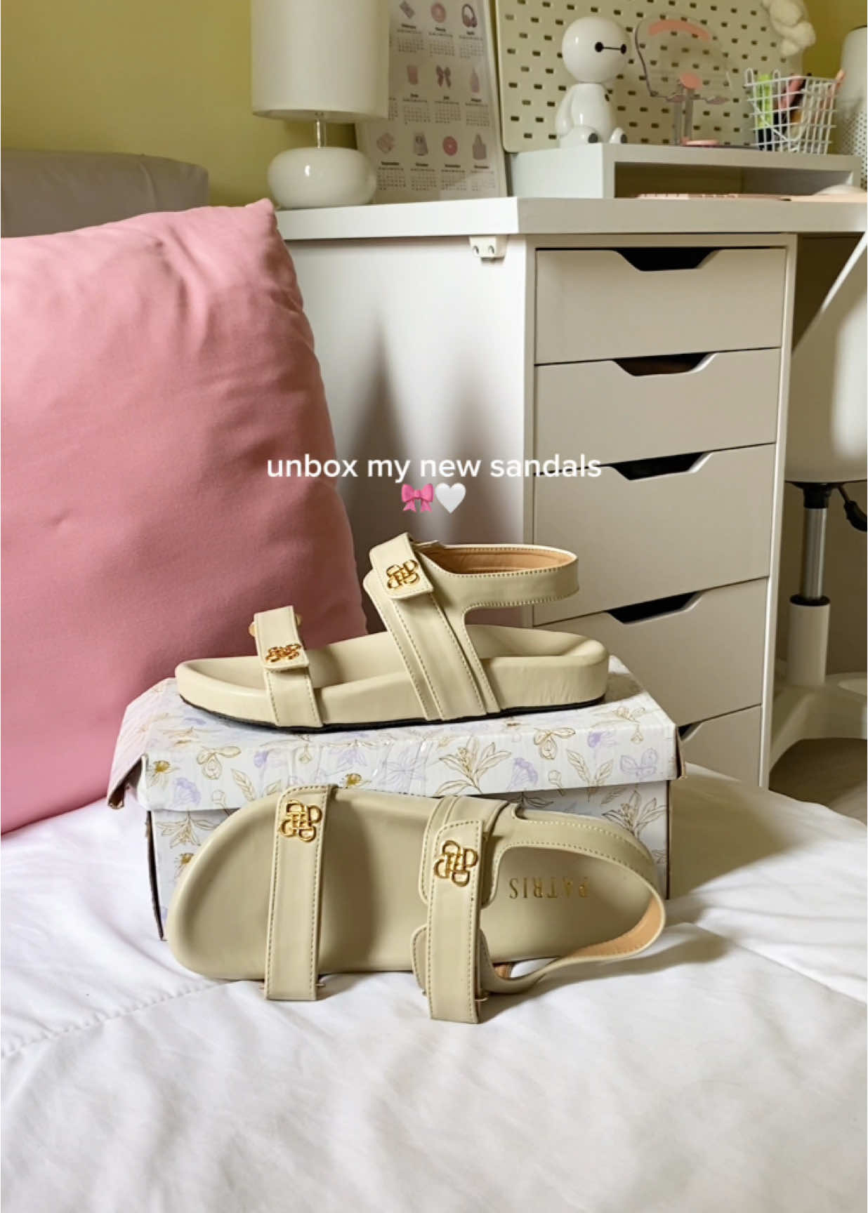 unbox my new sandals 🎀🤍 cakep buat dipake daily bisa buat tahun baruan!🫣 #sandal #sandalwanita #rekomendasisandal #bedroom #RoomTour #fyp 