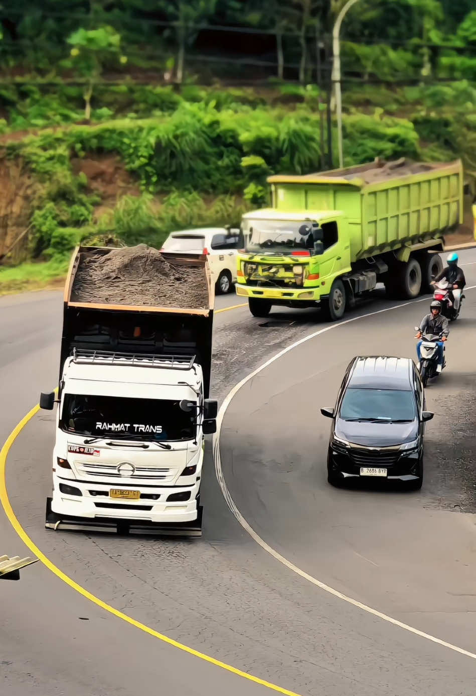 Sampai Ke Berandanya Kak @Rayola Ngga Ya?? Dan Terima Kasih Supportnya Mas @Efri Pras #fyp #sopirtruck #cctv_truck_indonesia #cctvjalanan #cctvjambusisihkidul #hino