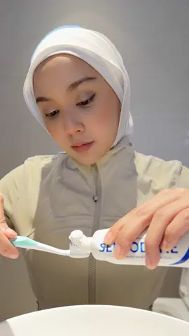 Wondering if you have sensitive teeth? 😬Try out the #NgiluAisChallenge to find out! 🧊✨ As you can see im not experiencing any Ngilu bcos I’ve been using Sensodyne Fresh Mint for awhile. Sensodyne Fresh Mint provides 24/7 Sensitivity Protection* and keep my mouth clean and fresh with long-lasting minty taste! *with twice daily brushing  Now, DM @sensdoynemy to redeem your free sample, so you can enjoy food without ngilu! 💚😁 @nadia.noraz @afifahabdrahman let’s join the challenge now! #NgiluAisChallenge #SensodyneMY #SensodyneFreshMint #FYP #ToothSensitivity #FreshBreath #oralcare #Ngilu @Sensodyne MY 