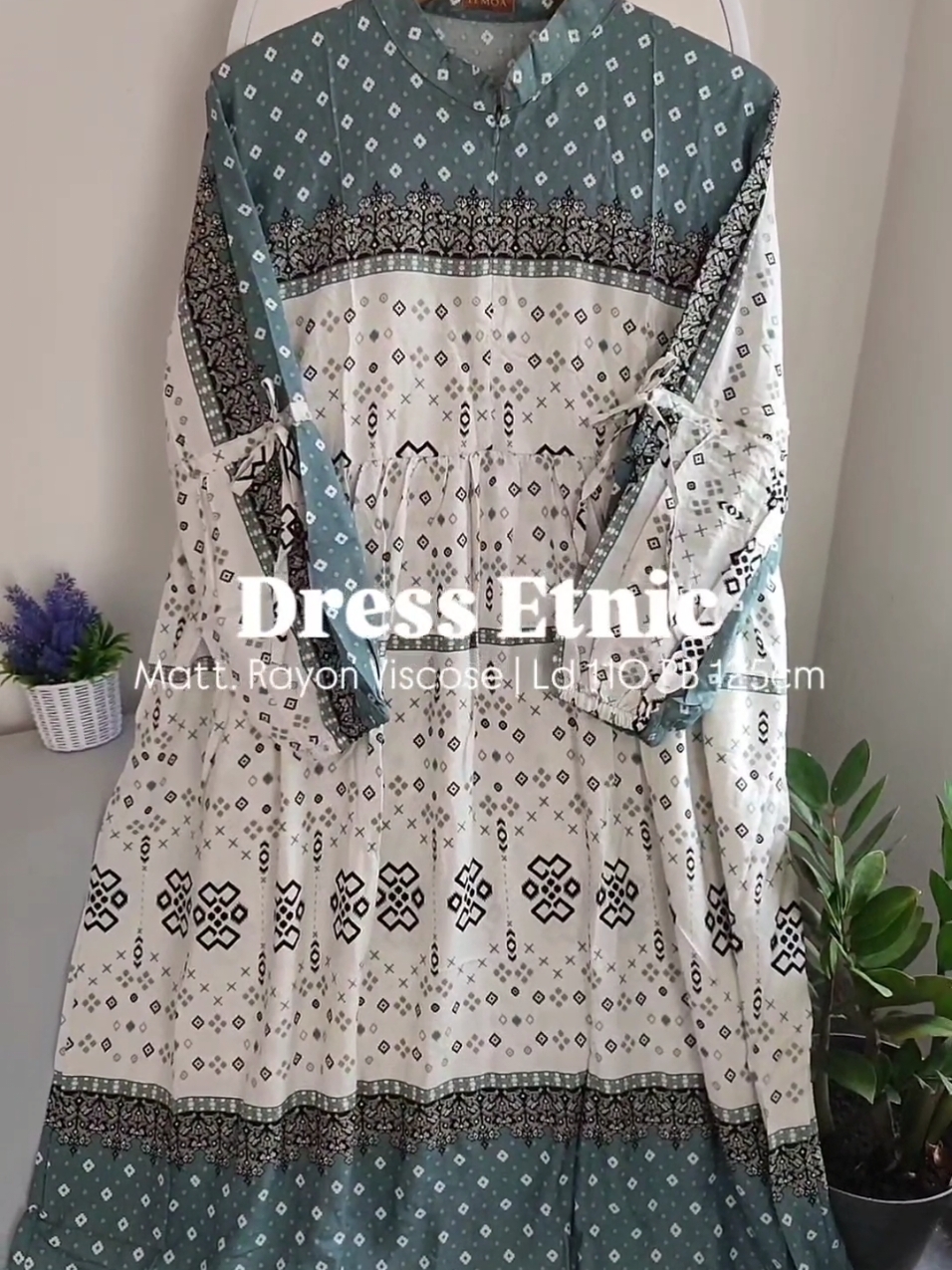 Baru beli langsung jatuh cinta sama motifnya yang secakep ini. 😍 Dress kekinian, modelnya trendy, motifnya etnic, bahannya lembut dan adem, sudah busui friendly dan wudhu friendly. Mau juga? Langsung check out di keranjang video aku sebelum harganya naik.  #dressmurah #rekomendasioutfit #dasterkekinian #fyp #mididress #promo1212 