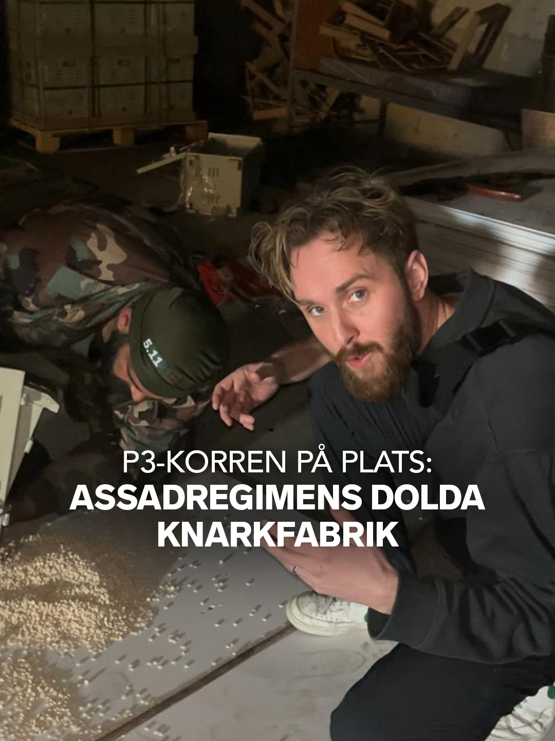 När regimen störtades avslöjades fler detaljer om Assadregimens omfattande narkotikasmuggling. P3:s korre Love Lyssarides har besökt ett av de hundratals dolda knarklabben där drogen captagon tillverkats. 💊 Captagon, en metamfetaminlikande drog, var en av de viktigaste exportvarorna för den syriska regimen och de beräknas ha omsatt miljarder på smugglingen. 💊 Nu säger rebellgruppen HTS att de ska förstöra de stora pillerlagerna och stoppa smugglingen till grannländerna. 💊 Drogen har också kallats ”jihad-drogen” efter att det rapporterades att IS-soldater använde sig av substansen. Men samtidigt används den också som en partydrog i exempelvis Saudiarabien. 💊 Foto: Love Lyssarides & Malva Thaning/Sveriges Radio #p3nyheter #syria#nyheter #hemligt #fabrik