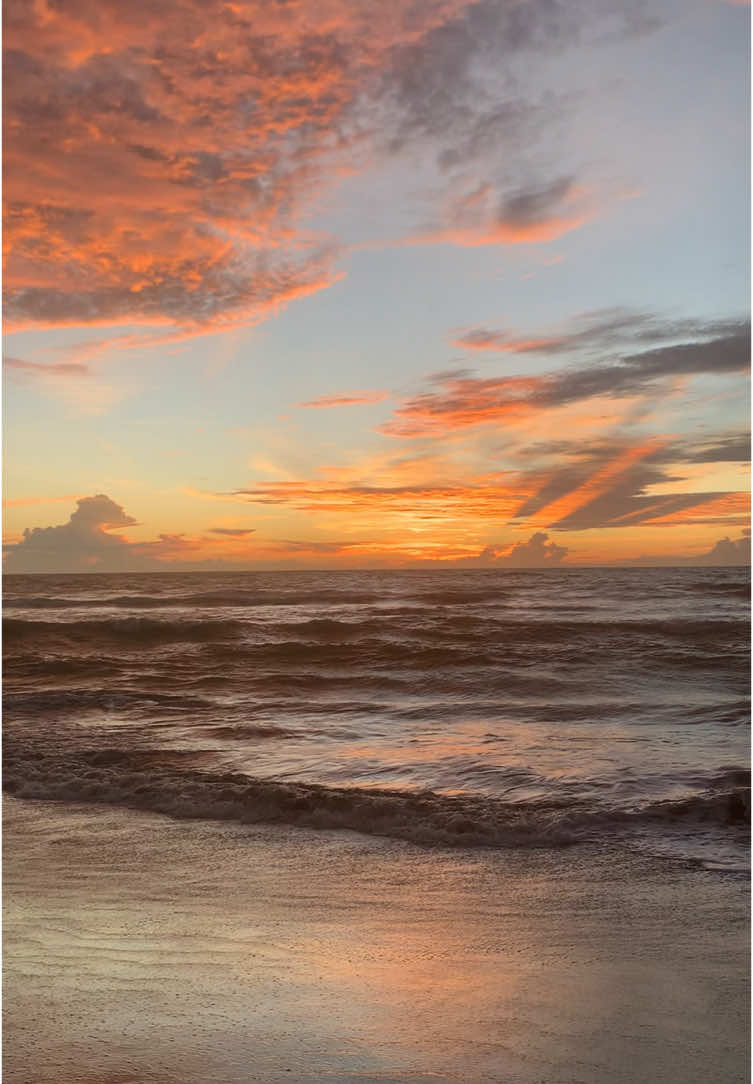 ʚ 🌅 waves, sand, and a setting sun, pure serenity. ⁺˖ ⸝⸝ #sunset #beach #scenery #beautiful #pantai #senja #sore #sky #langit #fyp #photography #fypage #trend #pemandangan #cas #gorgeus #🌅 #🏖️ 