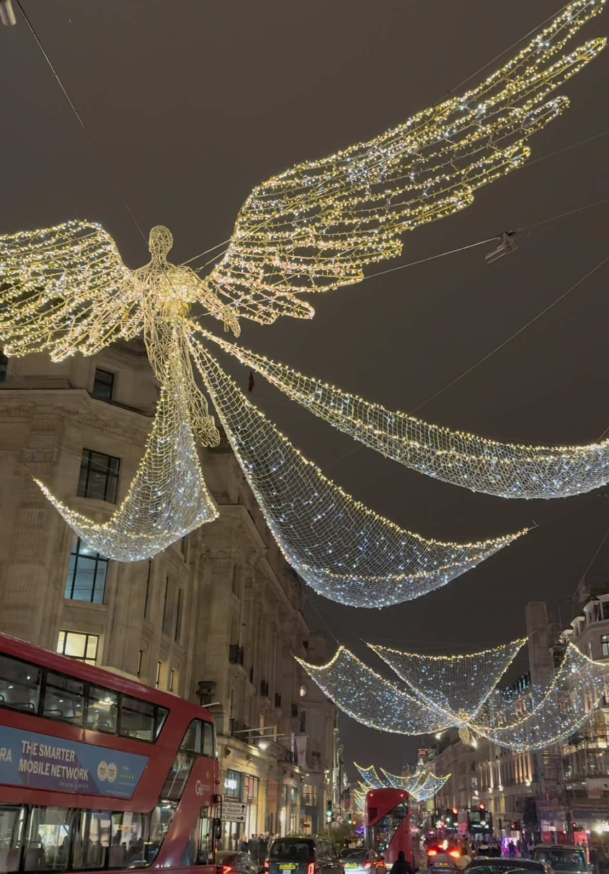 Regent Street full of stars  #london #londra #visitlondon #londoncity #londonwalks #londonlife #citylife #christmas #walk #foryoupage #fyp 