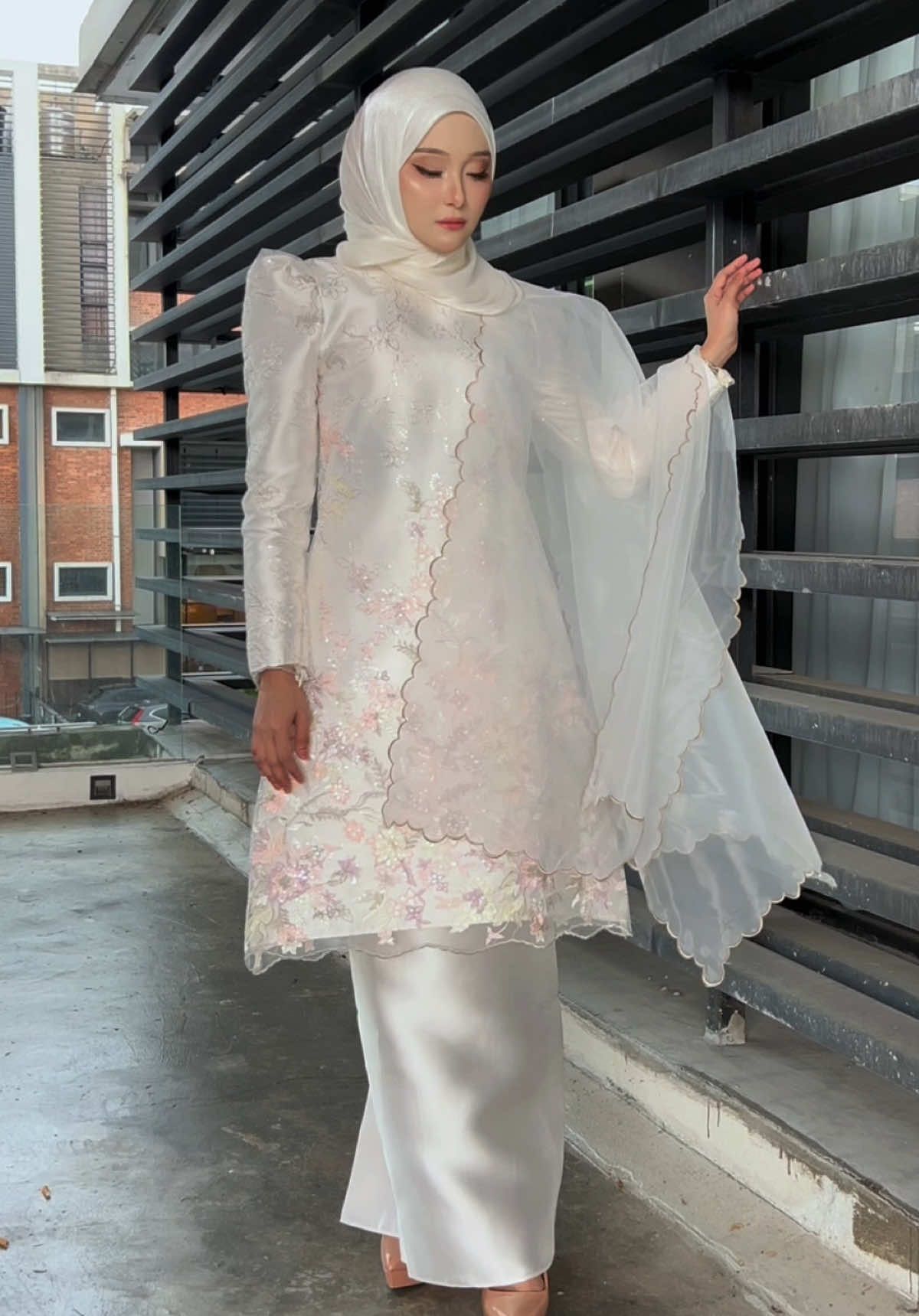 Kalau iman tak kuat jgn tengok 🙈 Dee datang lagi nak racun uolls dgn Estella kurung ✨ With customade exclusive embroidered sequined lace, like a pearl gleaming in the moonlight, 😎 #jlabella #jlabellaatelier #bajukurung #bajuraya #bajunikah #bajutunang #bajukonvo #gamis #transition #fashion #raya #grwm #rwm #kurungriau #kurungpahang #JlabellaGlamorousRaya2025 #JlabellaRayaSeries #jlabellaEstellakurung  