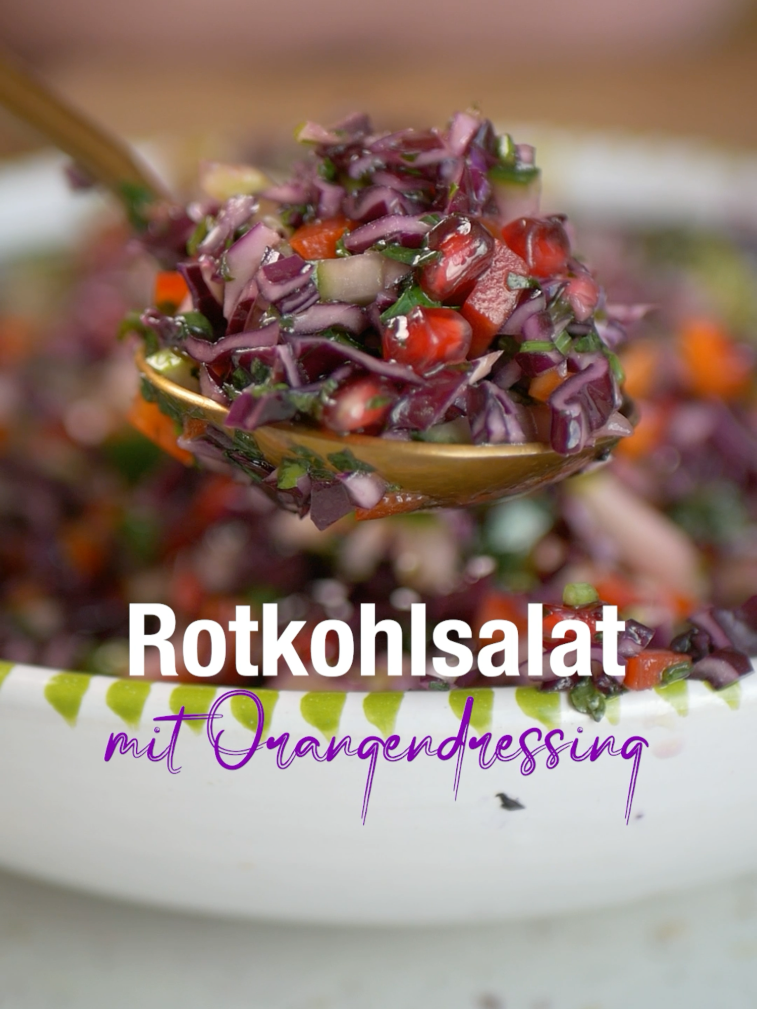 Rotkrautsalat#rezepte #foodbloggerr_de #rotkrautsalat #rotkohlsalat 📌Zutaten zum abspeichern 👇🏾 ************************** ½ Rotkohl ½ Gurke 2 Spitzpaprikas 3 EL Granatapfelkerne ca. 50 g frische glatte Petersilie 10 Minzblätter 1 Apfel FÜR DAS DRESSING: Saft von 2 Orangen 30 ml Olivenöl 2 EL Ahornsirup oder Honig Salz & Pfeffer Das komplette Rezept mit der Schritt-für-Schritt Anleitung und als PDF zum Ausdrucken findest du auf meiner Homepage. Suche nach „ ROTKRAUTSALAT“ Link auch im Profil 🫶🏽. **************************