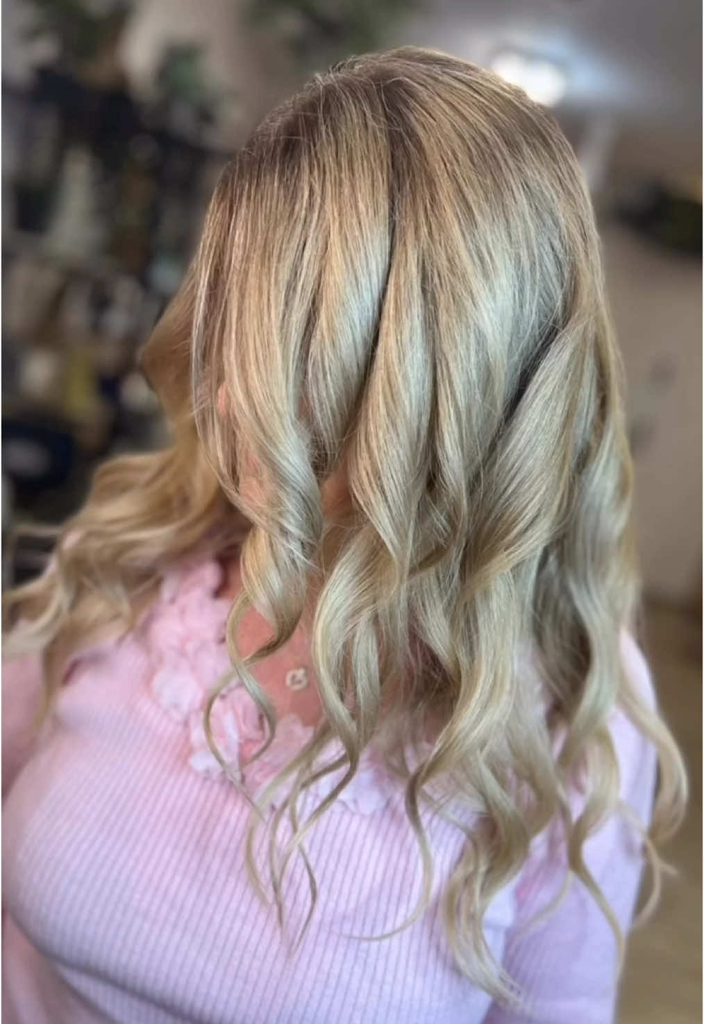 További tartalmak Ig:.@bucskoeszti_hairdresser  #foryou #hair #budapest #fodrászvagyok #professzionálishajápolás #davines #davineshungary #davinessalon #colorist #haircut #f #foru #blondecolor #blondehighlights #curlyhairtutorial 