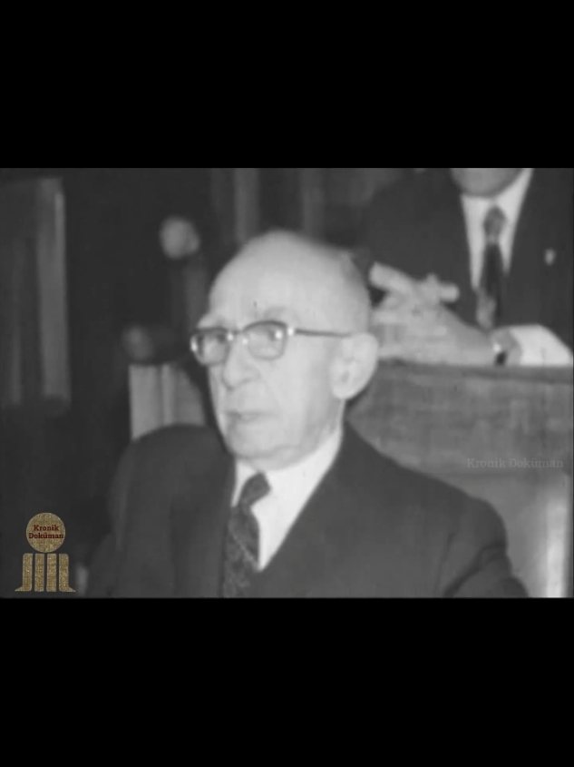 5 Kasım 1972 tarihinde de İsmet İnönü, 49 yıldır üyesi olduğu, 33 yılını genel başkan olarak geçirdiği Cumhuriyet Halk Partisi'nden istifa etti. 14 Kasım 1972 tarihinde de milletvekilliğinden istifa etti. Başvurusu üzerine Eski Cumhurbaşkanı sıfatıyla tabii senatör olarak Cumhuriyet Senatosu'nda görev aldı. #millişef #ismetinönü #chp #cumhurbaşkanı #1972 #senato #milletvekili #istifa #üye #ikinciadam #İnönü #İsmet #ankara #istanbul #fypp #viral_video #keşfetteyizzz #keşfetbeniöneçıkar #tiktok #viral #video #beğen #like #foryou #foryoupage #General #asker #komutan #paşa #1973 #ismetinönüedit #edit #takip #follow #Türk #bozkurt #trending #devrim #Çınar #büyüktürk #atatürk #mustafakemalatatürk #gazimustafakemalataturk #gazi #lider #reis #atam #özlem #mustafakamal #Kemalpaşa #kamal #atatürkçocukları #ataturkunaskerleriyiz #comment #millimücadele #savaş #war #news #global #viral_video #keşfet #izle #sondaki #song #music #art #food #okul #lise #kolej #üniversite #öğretmen #kutluolsun #yaşamustafakemalpaşayaşa #asker #soldier 