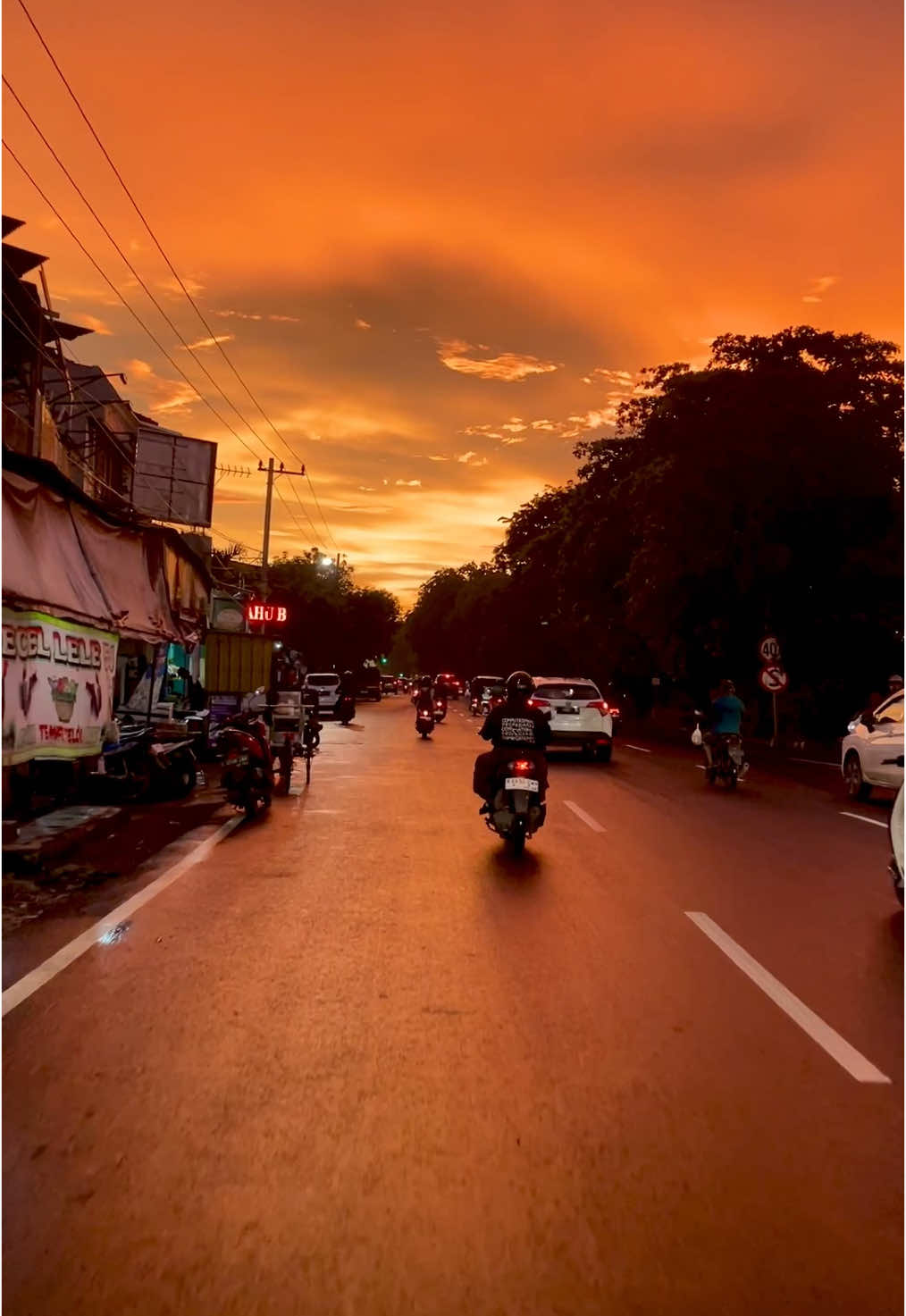 Langit sore hari Di Surabaya. ViDeo Mentahan untuk mu....!! #TikTokAwardsID #DiegoFasmocy #Fyp #LIVEhighlights #TikTokLIVE #LIVE #ViraLDiTiktok #ViraL #Surabaya #KotaPahLawan #JawaTimur #InDonesia #Trending #Untukmu #Moots? #Beranda #SiapaSangka #Langit #Senja