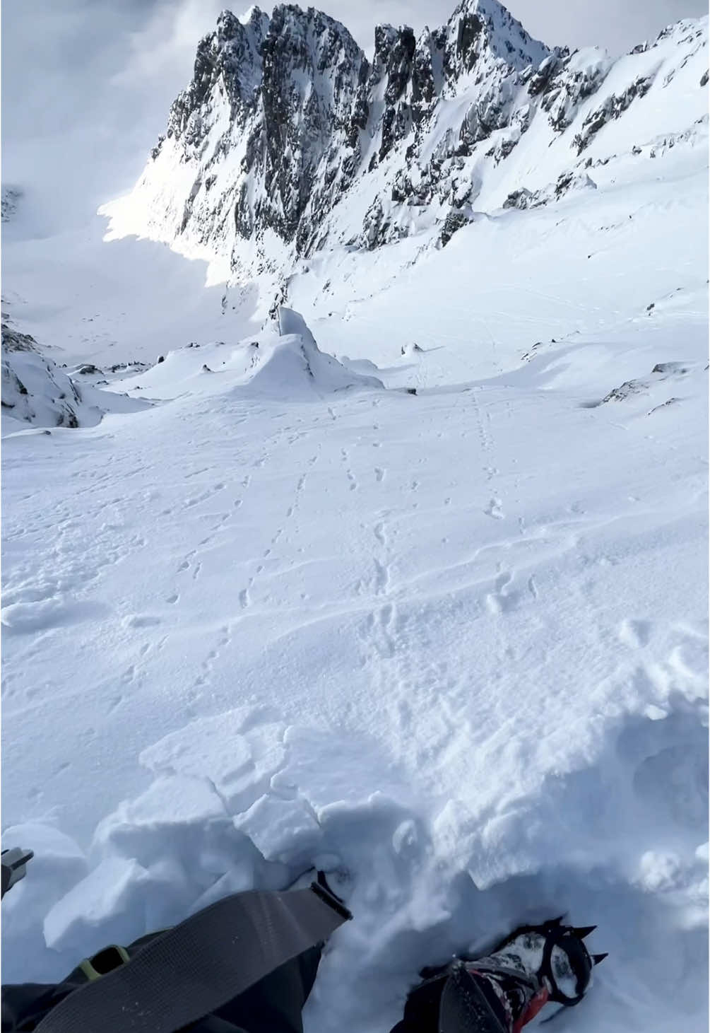 🏔️🌄To była moja pierwsza wizyta w Tatrach. Nigdy wcześniej nie widziałem gór tak majestatycznych i potężnych. Już wtedy poczułem, że to miejsce ma w sobie coś magicznego, coś, co potrafi odmienić życie. Moje pierwsze wyjście w tak wysokie góry – Lodowy Szczyt – odbyło się tej zimy i był to dzień, który zmienił wszystko. Lodowy Szczyt to jedno z najbardziej wymagających miejsc w Tatrach. Cienka, ostra grań, a po obu stronach przepaść, która zapiera dech. Wysokość ponad 2200 m n.p.m., lodowaty wiatr i śnieg, który skrzypi pod rakami. Tutaj każdy krok jest ważny, każdy oddech cięższy, ale jednocześnie pełen życia. Ciekawostka: Lodowy Szczyt, sięgający 2627 m, przez lata był uznawany za najwyższy punkt Tatr. Według legendy jego grań była strzeżona przez Lodowego Mnicha – mitycznego ducha gór, który sprawdzał odwagę każdego śmiałka. Wędrowcy, którzy wątpili w siebie, słyszeli złowieszczy szum wiatru przypominający jego ostrzegawczy szept. Dla mnie ta wyprawa była czymś więcej niż tylko zdobyciem szczytu. To była podróż w głąb siebie, odkrycie nowej pasji i miłości do gór. Każdy krok na tej cienkiej grani stał się symbolem odwagi i nowego początku. Tatry pokazały mi, czym jest prawdziwa wolność i pokora wobec potęgi natury. To doświadczenie na zawsze pozostanie w moim sercu. Właśnie tu, w Tatrach, znalazłem swoją drogę. Góry stały się częścią mnie i motywacją do kolejnych wyzwań. 🏔️❄️ #Tatry #LodowySzczyt #WyprawaZimowa #Góry #Pasja #Przygoda #WysokieTatry #ZimaWTatrach #LodowaGrań #Motywacja #Podróże #TatryZimą #GórskieWyzwania #Wspinaczka #NowyPoczątek #MiłośćDoGór #OdkrywanieSiebie #Wędrówki #LegendyGór #LodowyMnich @🧗‍♀️STIF 🏔️🌄🎥  @🧗‍♀️STIF 🏔️🌄🎥  @🧗‍♀️STIF 🏔️🌄🎥 