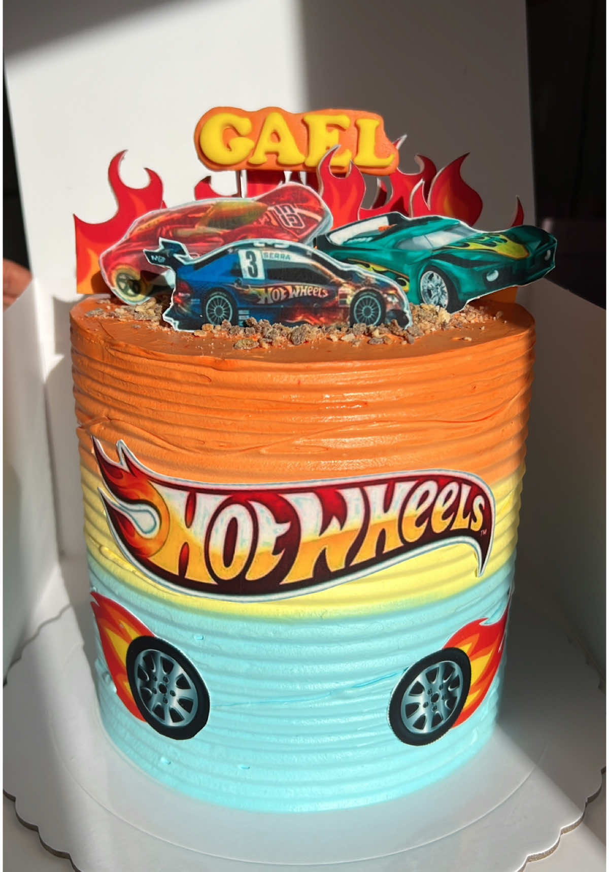 Hot Wheels 🔥🏎️ #tartapersonalizada #tartaspersonalizadas #tartascaseras #personalizadas #fondant #fondantart #fondantcake #fondanttutorial #cakedecorating #Recipe #tutorial #fyp #foruyou #viralvideos #madrid #emprendimiento #artist #hotwheel #hotwheelscollections #hotwheelstrack #hotwheelscars #emprendimiento 