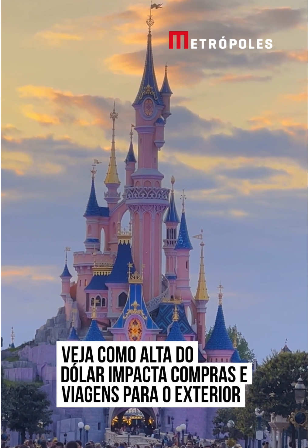 💸 🏰 Na tarde dessa terça-feira (17/12), o #dólar bateu R$ 6,20 e fechou o dia em R$ 6,09. Os efeitos da alta da moeda norte-americana no bolso do brasileiro são inevitáveis. #Viagens internacionais ficam mais caras, compras no exterior perdem atratividade e até os preços de produtos do dia a dia, como alimentos e combustíveis, são impactados. O aumento do dólar também pressiona a inflação e pode levar a uma alta nos juros, o que encarece o crédito e dificulta o consumo. Os custos de hospedagem, alimentação, passeios e compras no exterior aumentam, já que boa parte das despesas é calculada em dólar ou outras moedas atreladas a ele. As passagens aéreas internacionais também ficam mais caras. Isso tem levado muitos brasileiros a adiar viagens ou buscar destinos nacionais. Para quem já está com a viagem marcada, o maior desafio está nas taxas extras e nas compras feitas no cartão de crédito, que são cobradas pela cotação do dia de fechamento da fatura. Há ainda a cobrança do Imposto sobre Operações Financeiras (IOF). 📍 Compras no exterior perdem a graça Aquele velho hábito de viajar para os Estados Unidos e encher as malas de eletrônicos, roupas e cosméticos não está mais compensando. Com o dólar acima de R$ 6, produtos comprados lá fora, quando convertidos, acabam ficando mais caros do que os vendidos aqui no Brasil. Isso tem feito muita gente repensar as famosas “compras de enxoval” ou as idas a lojas de eletrônicos. 📍 Por que o preço de tudo sobe com o dólar? Não são só as viagens e as compras no exterior que ficam mais caras. A alta do dólar também afeta os preços dos produtos no Brasil. Isso acontece porque muitos itens consumidos no país, como combustíveis, eletrônicos e alimentos, dependem de importação ou de insumos internacionais. Quando o dólar sobe, o custo desses produtos aumenta, e quem paga a conta é o consumidor. #tiktoknotícias  