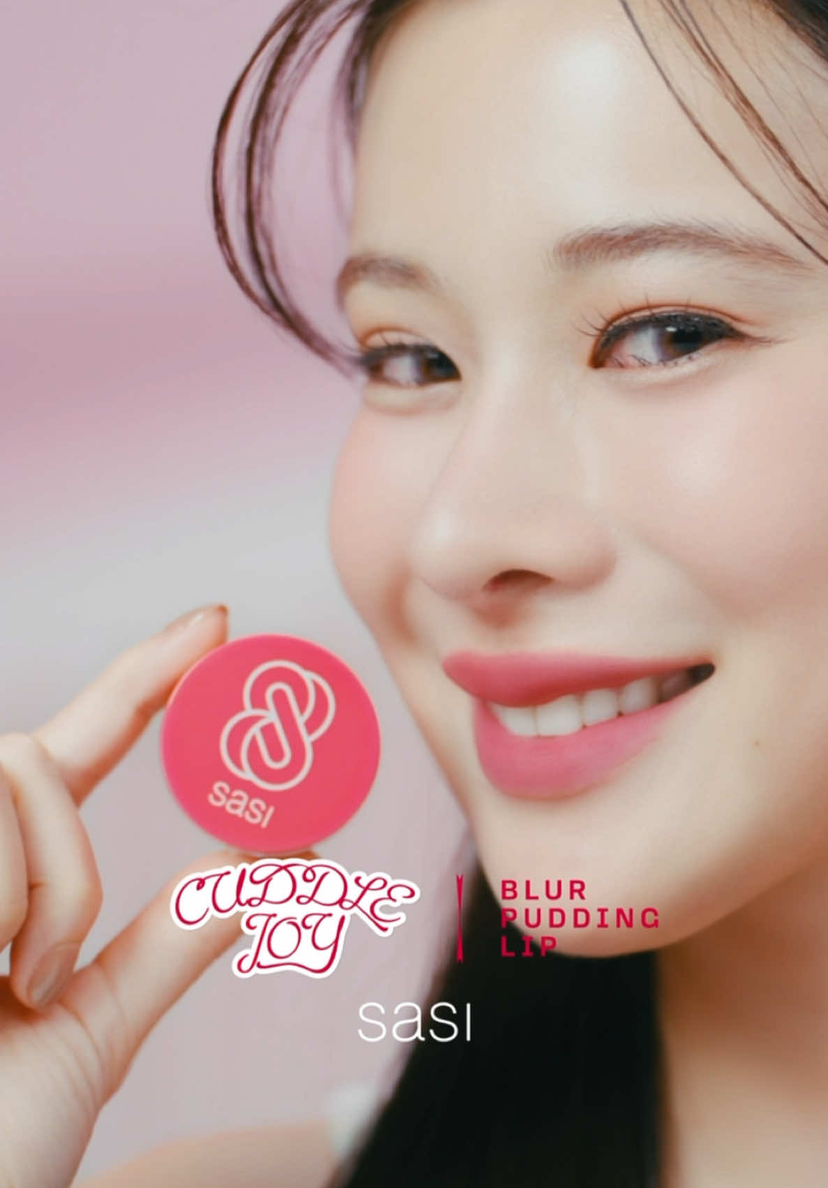 เติมความสดใสด้วย sasi Cuddle Joy Blur Pudding Lip 🍮💋 #sasiลิปเบลอพุดดิ้ง เบลอปากนัวเป๊ะ ยิ่งเบลนด์ ยิ่งจึ้ง 😍 ออกแบบและพัฒนาโดยนวัตกรรมสูตรลับจากเกาหลี! ฟินิชแมทกึ่งกำมะหยี่ เนื้อนุ่มเด้ง เกลี่ยง่าย สีฟุ้งติดชัด 👄 💄 เติมความสดใสได้ทุกวัน 💕    🪄แถมฟรี Mini Brush Applicator ในกล่อง สะดวกใช้ง่าย ไม่เลอะมือ! 💕   มาพร้อม 4 โทนสุดละมุน กับ 12 เฉดสีสุดสดใส  ✨Nude – โทนนู้ด  N01: Tender Love -  นู้ดพีช 🍑 N02: Butter Rum - นู้ดน้ำตาลอัลมอนด์ N03: Gingerbread - นู้ดส้มอิฐ 🧱 ✨Coral – โทนส้มคอรอล C04: Coral Crumble พีชอมชมพูกุหลาบ 🌹  C05: Christmas Marmalade ส้มอมแดงสดใส 🍒  C06: Maple Syrup ส้มอมแดงก่ำ ✨Pink - โทนชมพู P07: Strawberry Muffin - ชมพูลูกกวาด 🍬  P08: Yule Punch - ชมพูแดงพันช์ P09: Raspberry Candle - ชมพูอมม่วง ✨Red - โทนแดง R10: Toffee Apple - แดงสดใส 🍎 R11: Cranberry Pie - แดงก่ำ R12: Mulled Wine - แดงไวน์ 🍷 🍇   ✔️ Geltrix™ เทคโนโลยีเบลอปากให้เรียบเนียนอย่างธรรมชาติ เติมร่องปากให้อิ่มฟู ✔️ มีวิตามิน C และ E ช่วยให้ปากแลดูกระจ่างใส สุขภาพดี ช่วยบำรุงปากให้เนียนนุ่ม ✔️ ปราศจากพาราเบน แอลกอฮอล์ และมิเนอรัลออยล์   sasi Cuddle Joy Blur Pudding Lip 🍮💋 #sasiลิปเบลอพุดดิ้ง ขนาด 4g. 👉🏻 189.-   📌**ช้อปได้เลยที่ watsons, EVEANDBOY, BEAUTRIUM, Konvy และร้านเครื่องสำอางชั้นนำทั่วประเทศ หรือช้อปออนไลน์ที่ www.srichand.com  **สินค้าที่จัดจำหน่ายอาจแตกต่างกันไปแล้วแต่ร้านค้าและสาขา โปรดตรวจสอบที่จุดจำหน่ายอีกครั้ง   #sasi #sasiลิปเบลอพุดดิ้ง #sasiCuddleJoy #sasiCuddleJoyBlurPuddingLip #sasiLipBlur