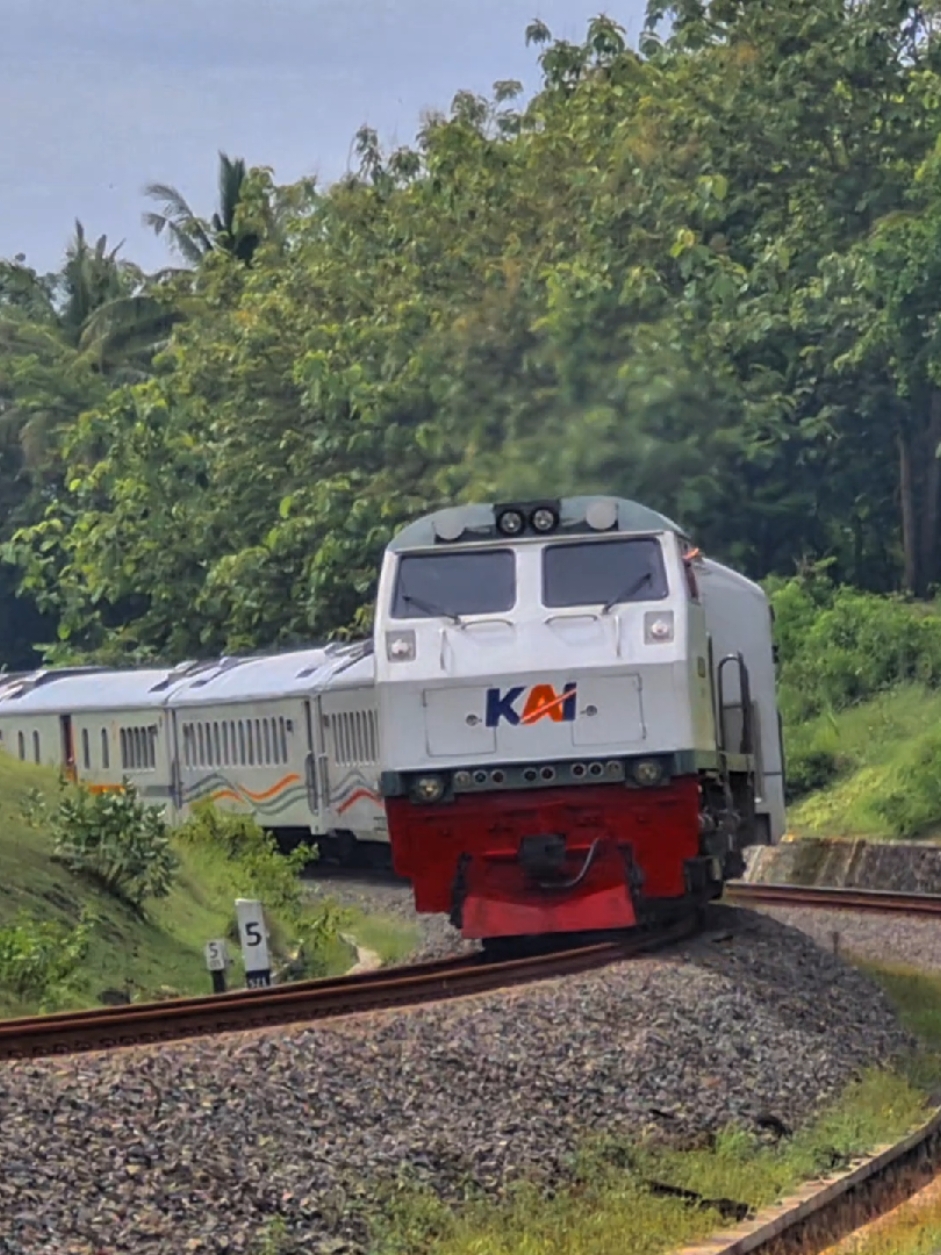 Katanya Sound DJ Haram,Tidak Cocok,Tidak Relevan buat cinematic.Kita Halalkan,Cocokkan,Bikin jadi Relevan dengan kreativitas kita masing²😜😝🥵 || IB:@alva_fahim || #CapCut  #railfans #kereta #railfansberkarya  #keretaapiindonesia #keretaapi #kai121 #lewatberanda  #masukberanda #4u #4upage  #fyp #fypviral #fypシ #foryou #foryoupage #srfdd⚡ #srfdd🛐 